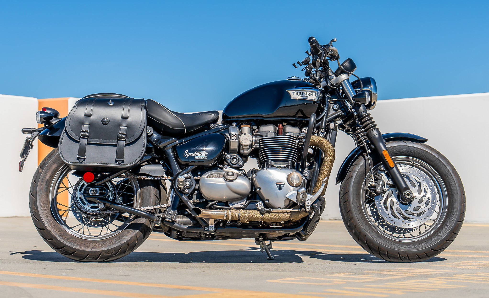 25L - Outrider Medium Quick-Mount Shock-Cut Triumph Bonneville Speedmaster Saddlebags Lifestyle @expand