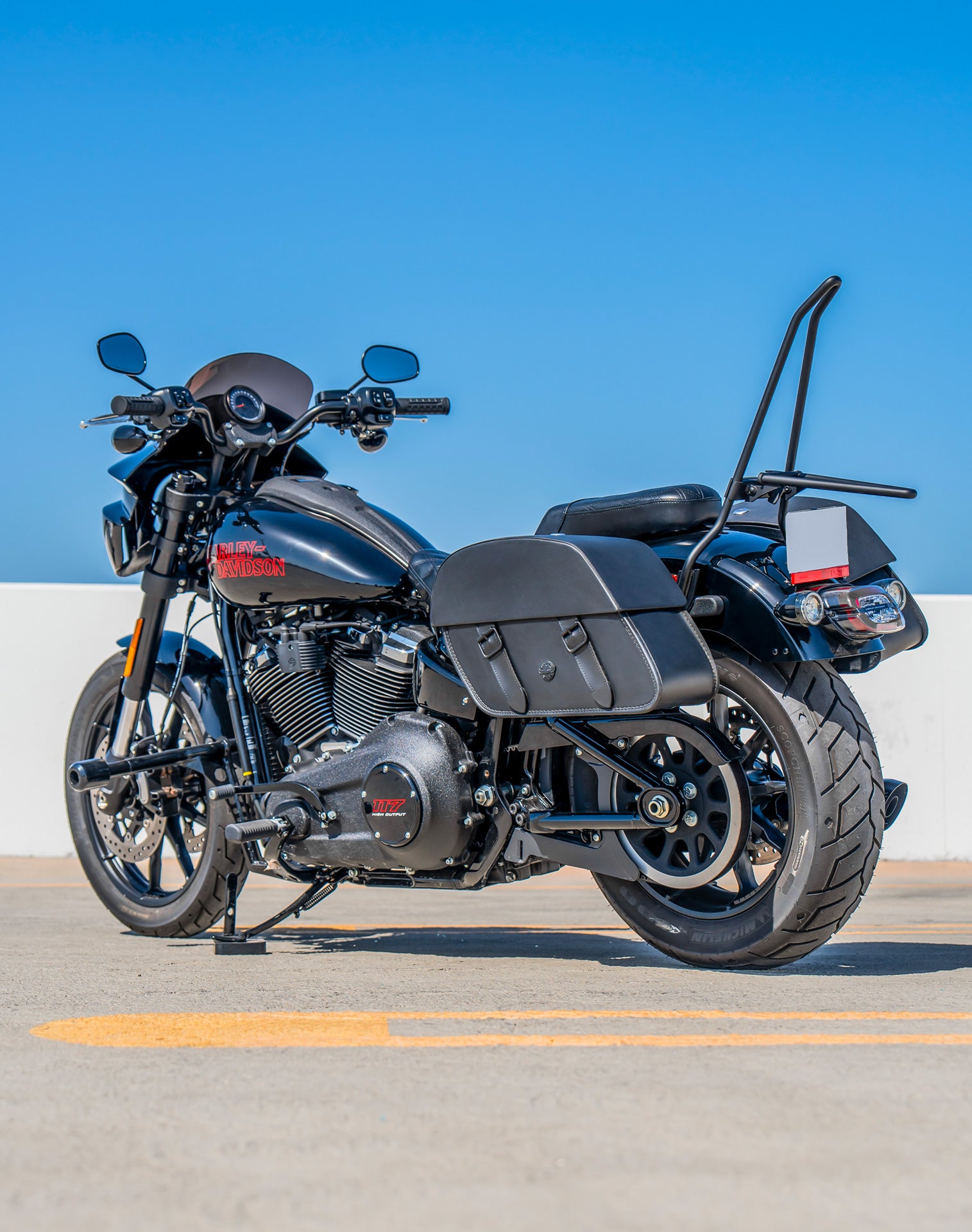 28L - Baelor Medium Quick-Mount Saddlebags For 2025+ Harley Softail Low Rider S FXLRS Vertical Lifestyle