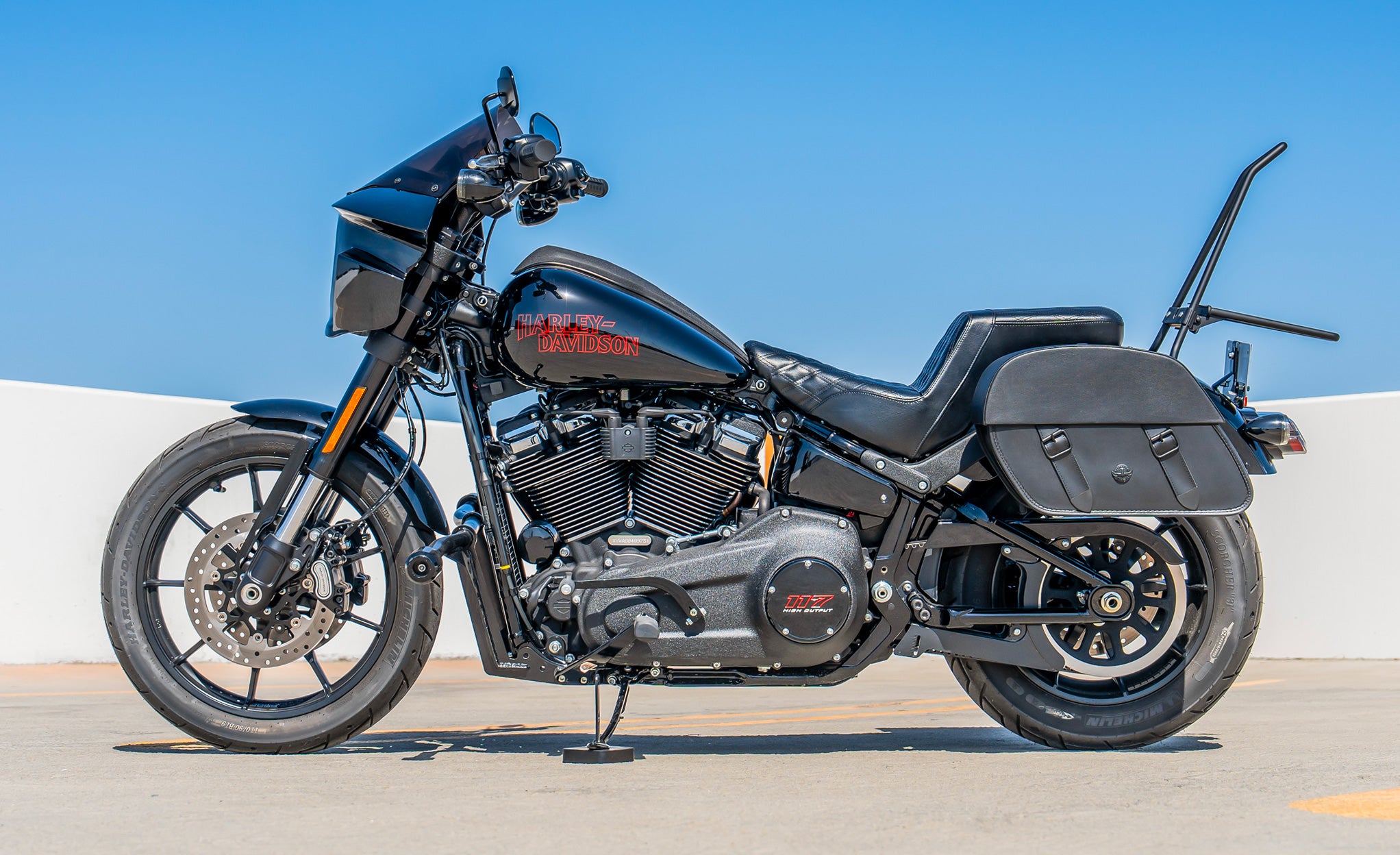 28L - Baelor Medium Quick-Mount Saddlebags For 2025+ Harley Softail Low Rider S FXLRS Lifestyle @expand