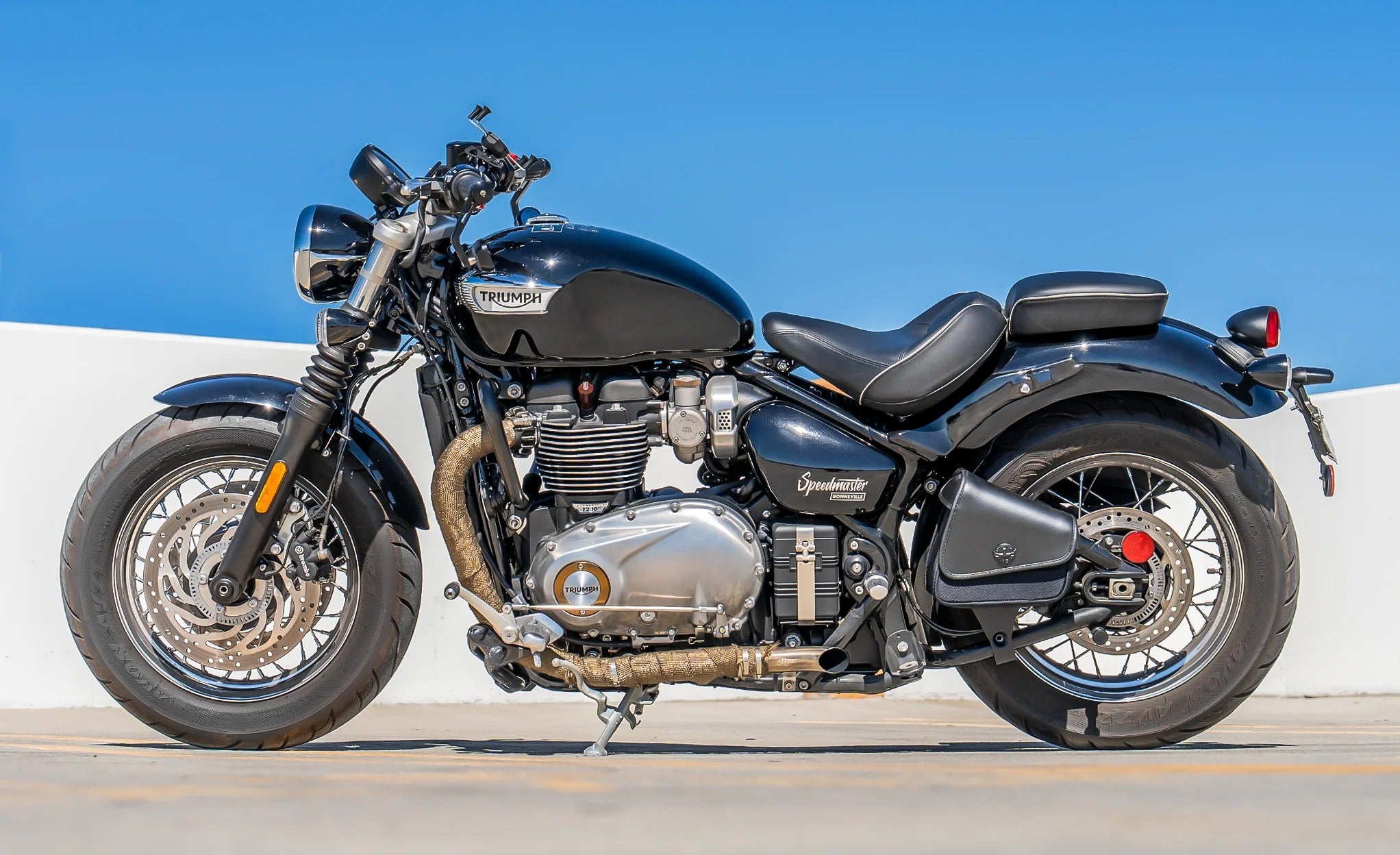 2L - Waylon Triumph Bonneville Speedmaster Leather Motorcycle Swingarm Bag (Left Side Only) Lifestyle @expand