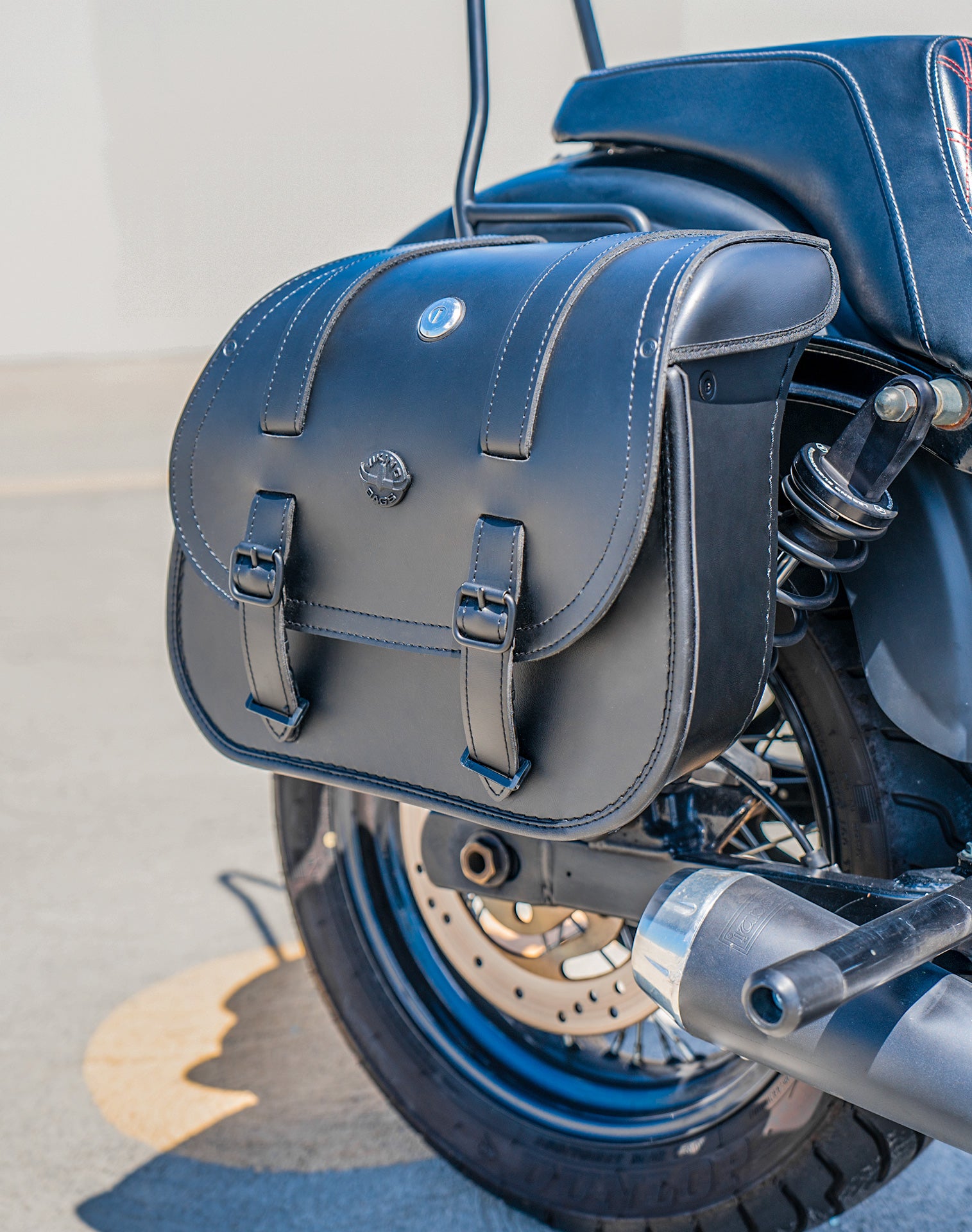 30L - Wraith Large Quick-Mount Shock Cutout Leather Saddlebags For Harley Dyna Wide Glide FXDWG/I Vertical Lifestyle