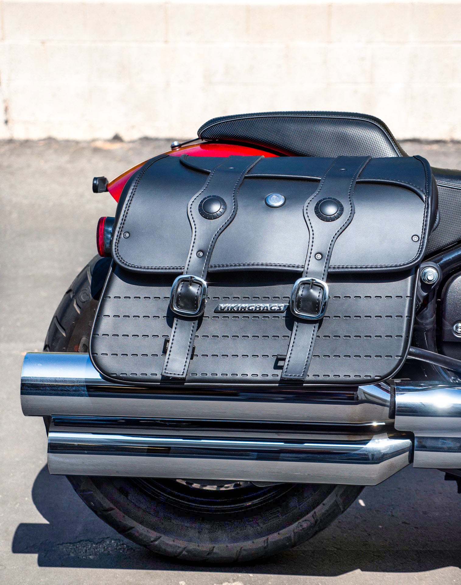 32l-arrowhead-large-2022-24-indian-chief-bobber-dark-horse-motorcycle-saddlebags Lifestyle