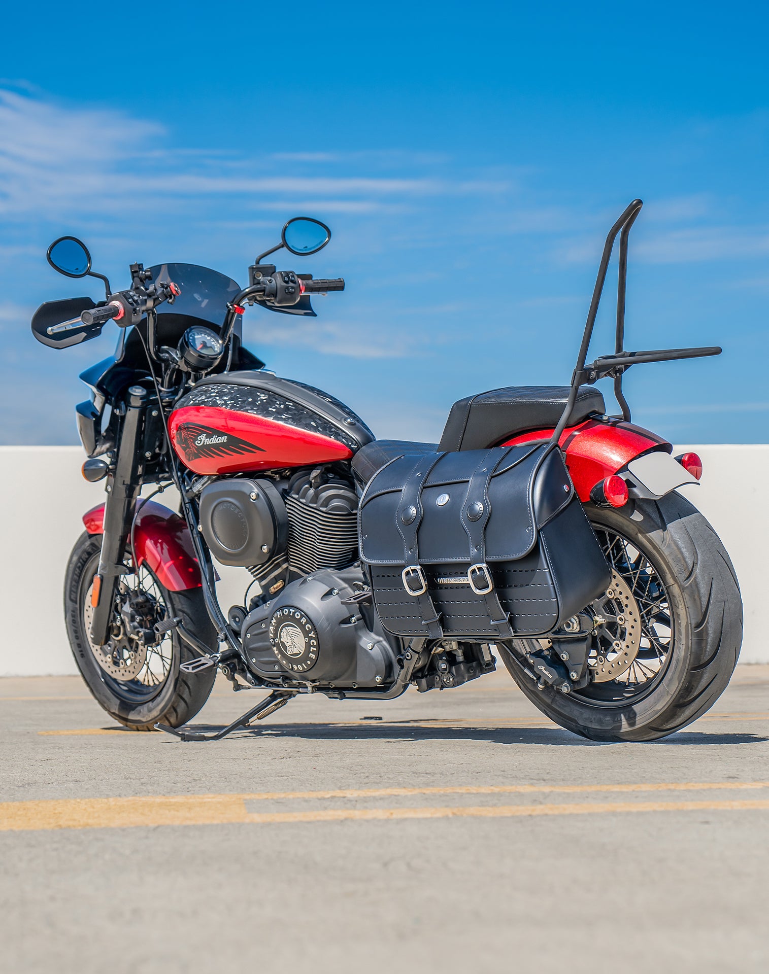 32l-arrowhead-large-2022-24-indian-chief-bobber-dark-horse-motorcycle-saddlebags Lifestyle