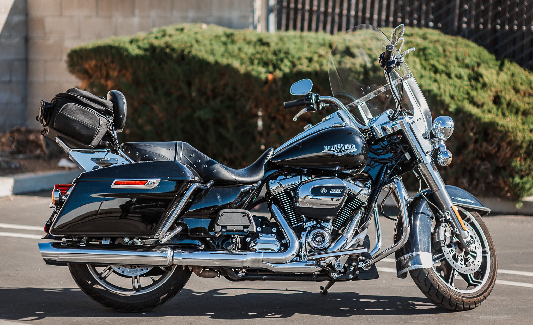 43L - Voyage Elite XL Motorcycle Sissy Bar Bag for Harley Davidson @expand