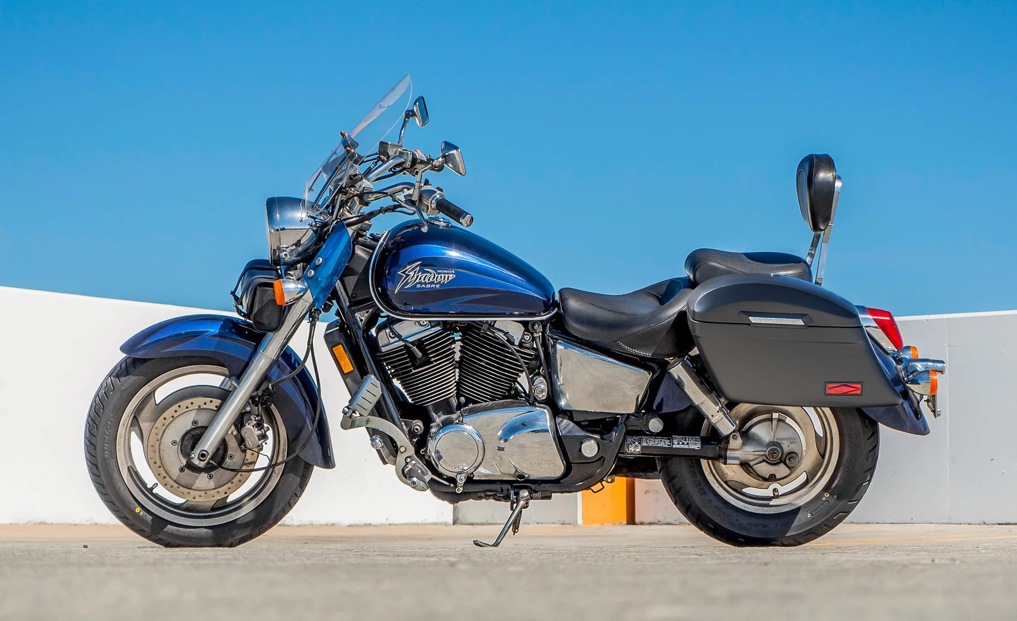 44L - Lamellar Stallion XL Honda Shadow 1100 Sabre Matte Hard Saddlebags Lifestyle @expand 