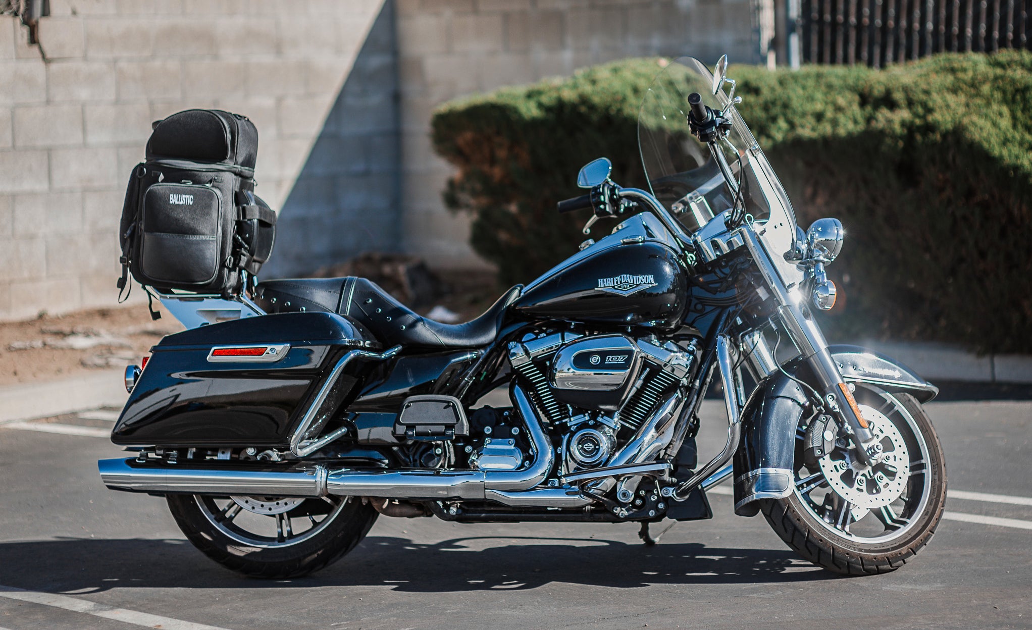 57L - Voyage Premium XL Motorcycle Tail Bag for Harley Davidson @expand