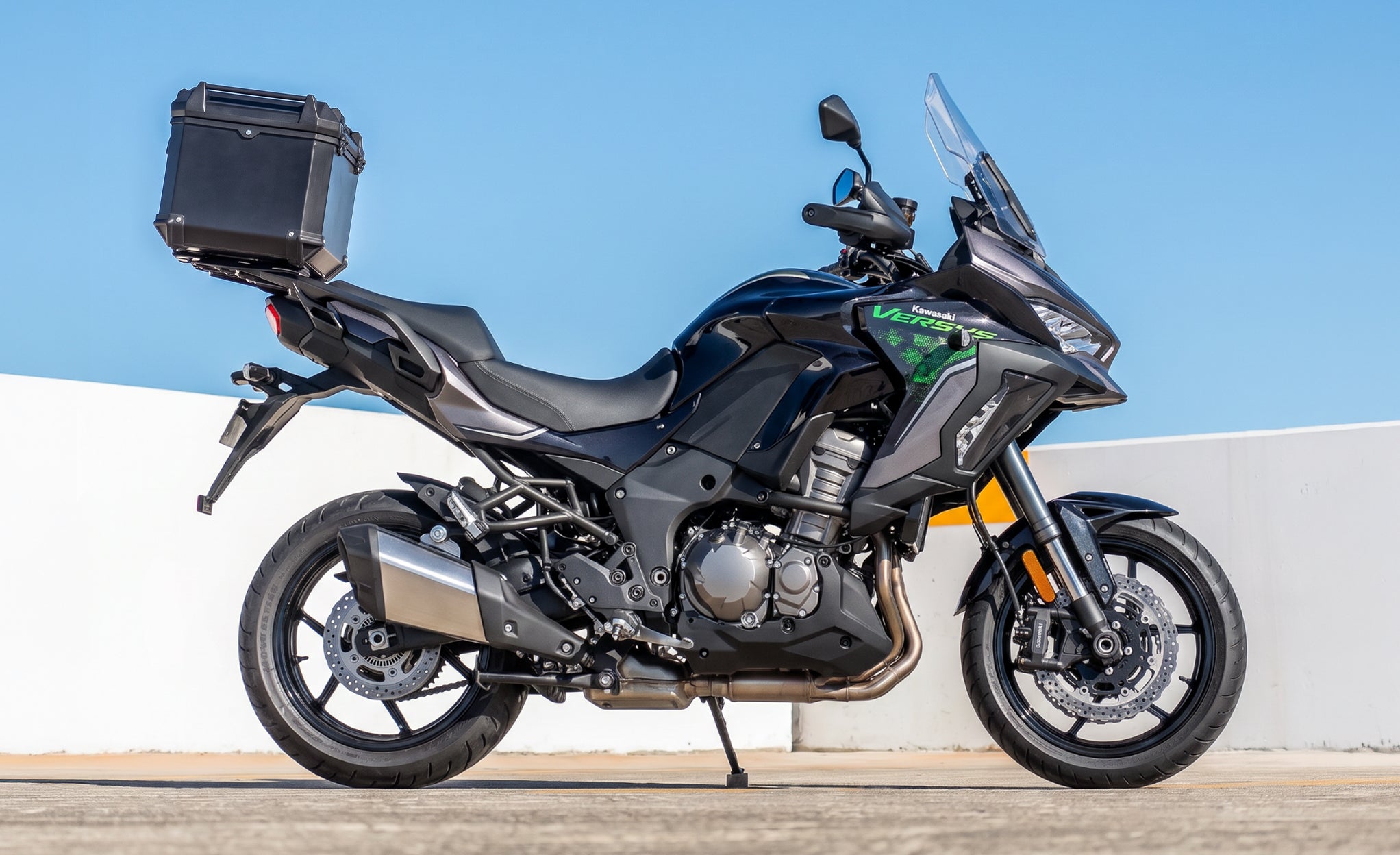 38L - Apex XL Kawasaki Versys 1100 Aluminum Top Case Black Lifestyle @expand
