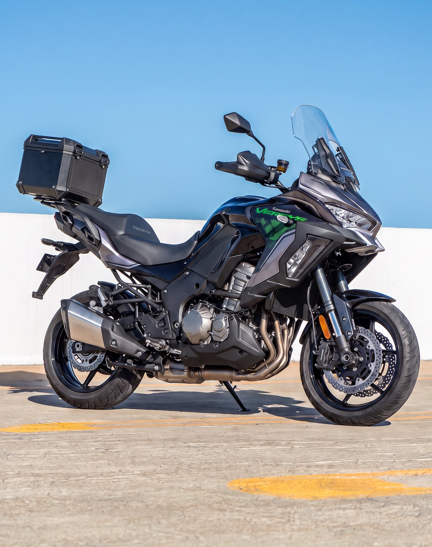 38L - Apex XL Kawasaki Versys 1100 Aluminum Top Case Black Lifestyle