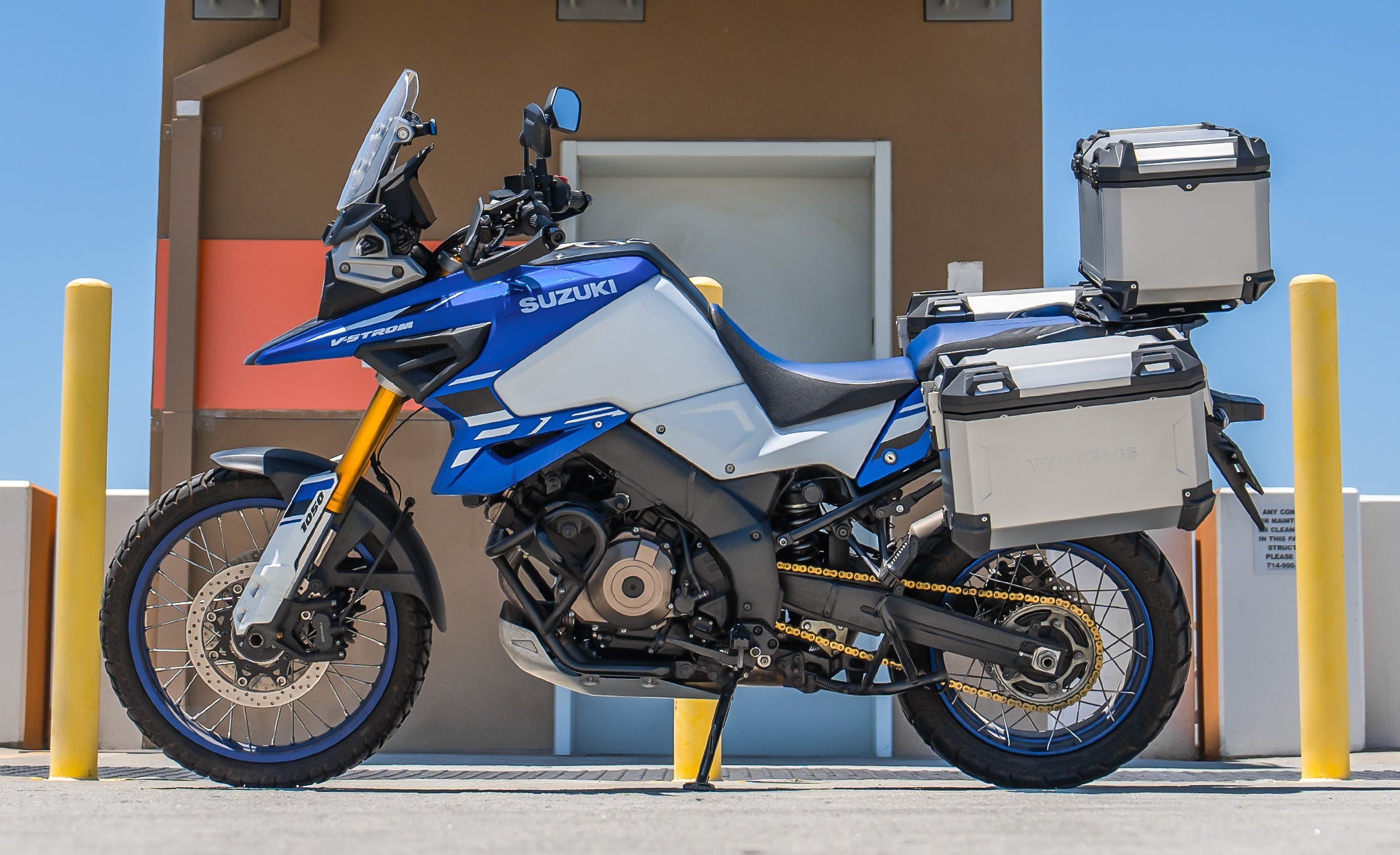 38L - Apex XL Suzuki V-Strom 1050 Aluminum Top Case Silver Lifestyle @expand