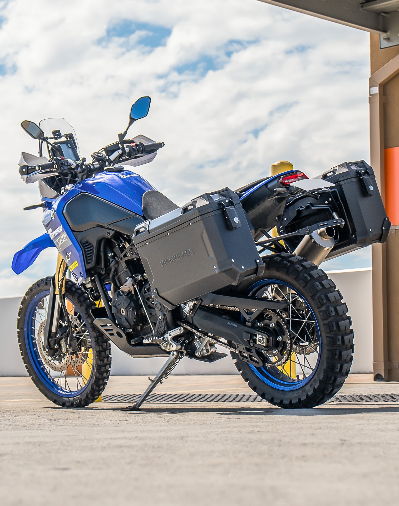 45L - Apex XL Yamaha Tenere 700 Aluminum Side Cases Black Vertical Life Style