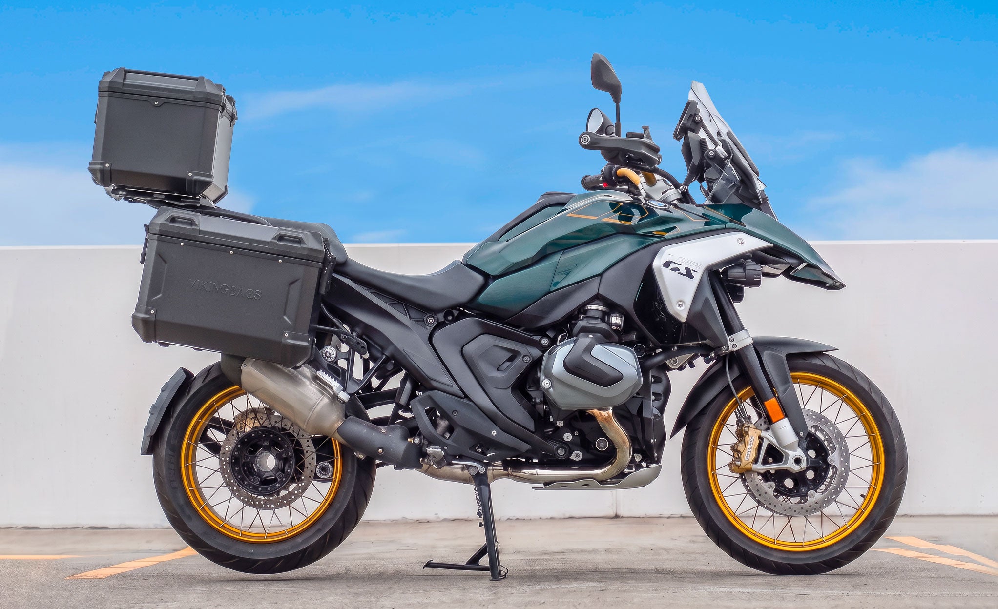 45L - Apex XL BMW R 1300 GS Aluminum Side Cases Black Lifestyle @expand