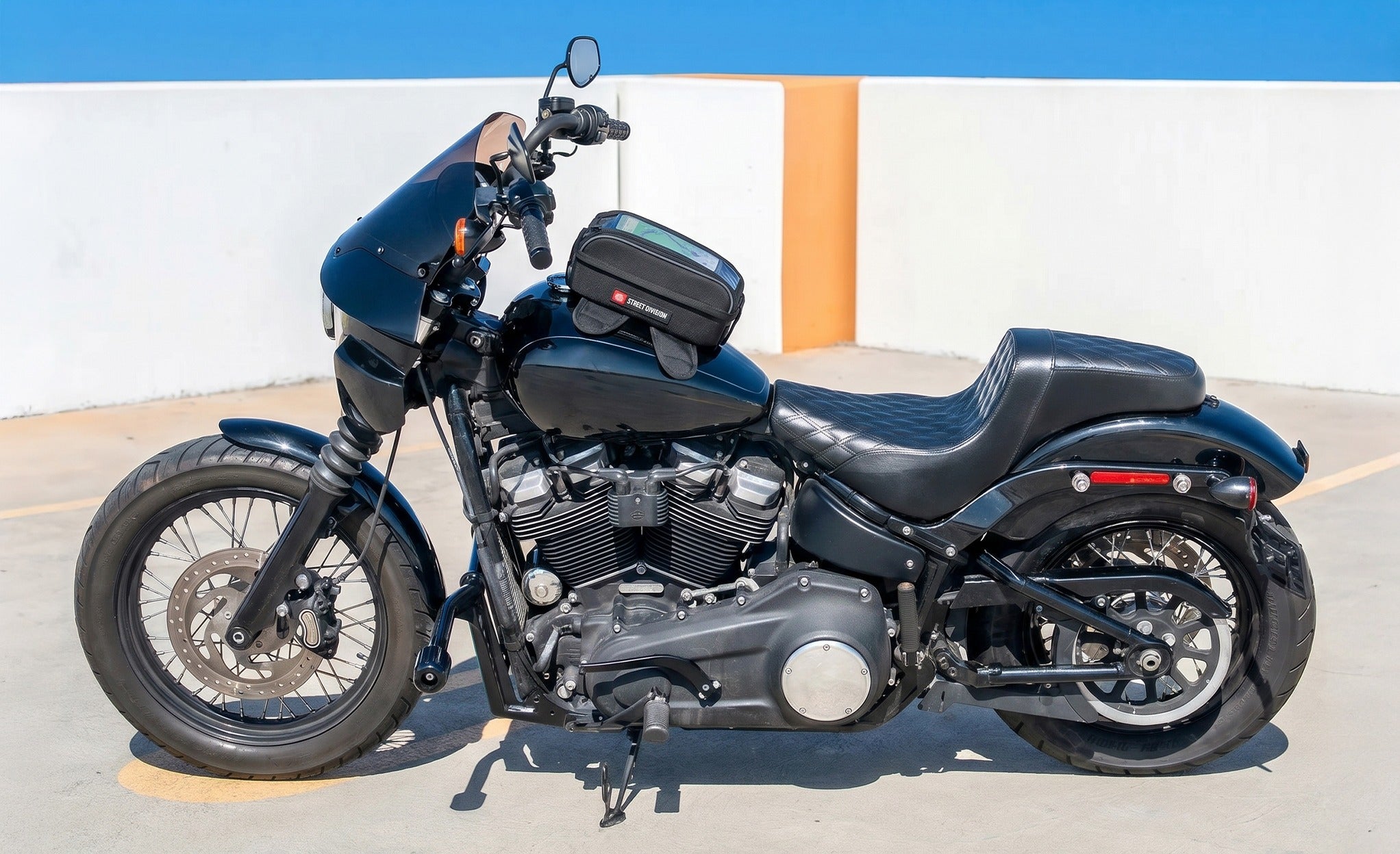 4L - Atlas Magnetic Indian Motorcycle Tank Bag Lifestyle @expand 