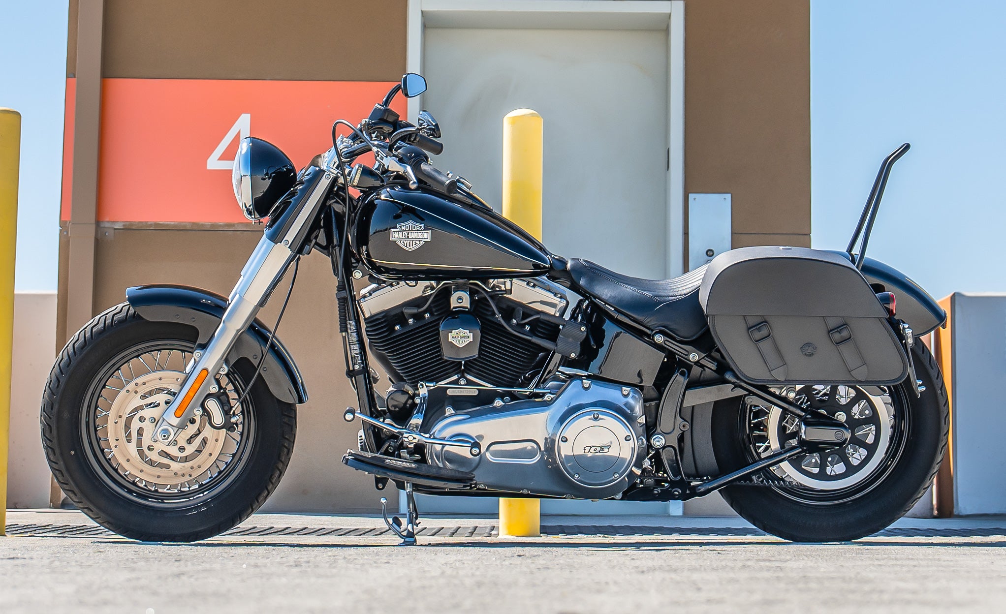 28L - Baelor Quick-Mount Medium Harley Softail Slim FLS Motorcycle Saddlebags Life Style Photo @expand