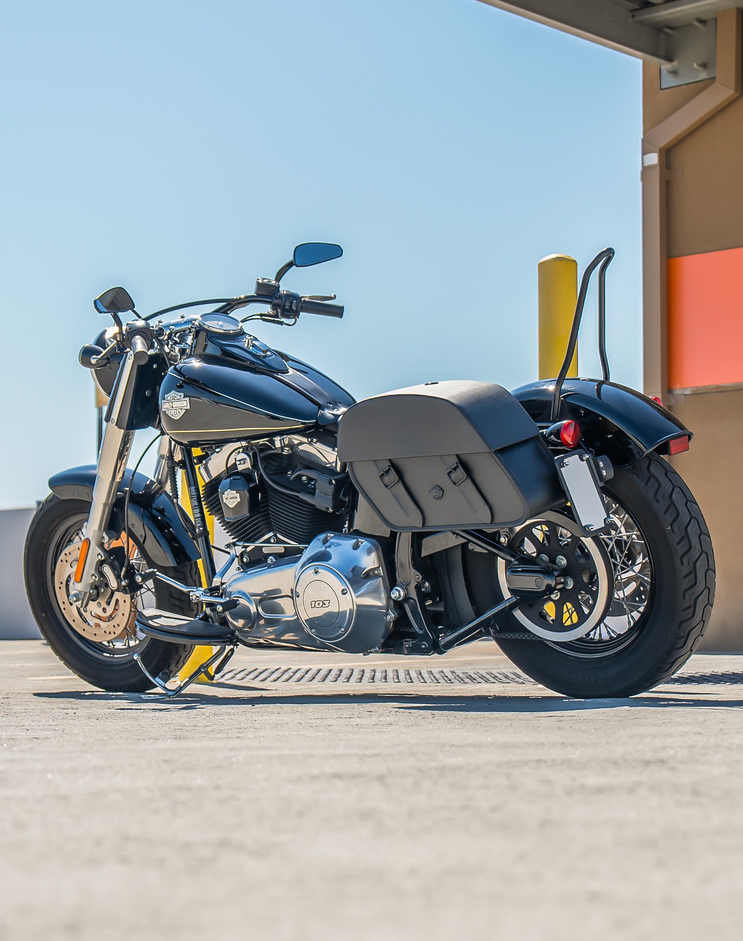 28L - Baelor Quick-Mount Medium Harley Softail Slim FLS Motorcycle Saddlebags Life Style 1