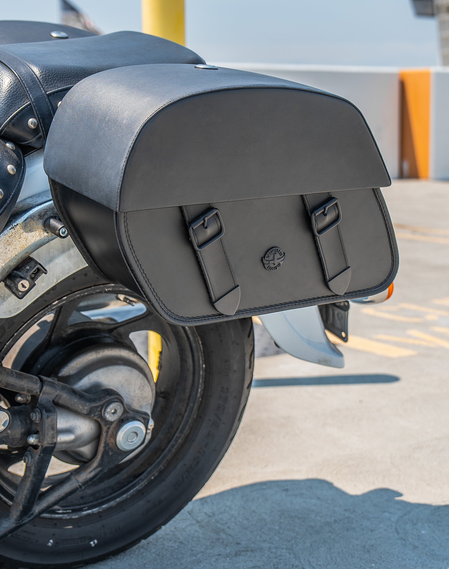 28L - Baelor Medium Quick Mount Suzuki Boulevard C50 VL800 Motorcycle Saddlebags v3