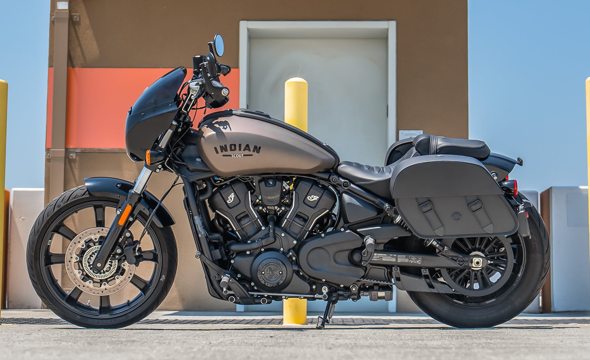 28L - Baelor Quick-Mount Medium Indian Scout Bobber Motorcycle Saddlebags Life Style Photo @expand