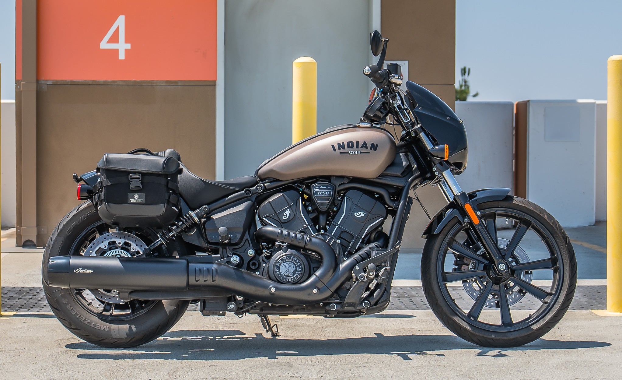 10L - Incognito Quick-Mount Small Indian Scout Bobber Solo Saddlebag (Right Only) Life Style Photo @expand