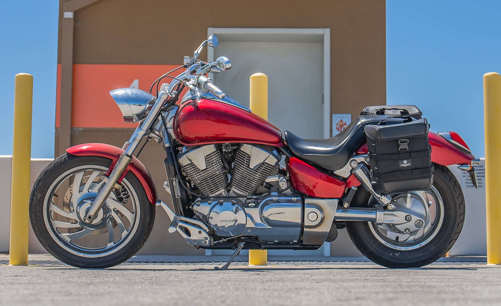 15L - Incognito Quick-Mount Medium Honda VTX 1300 C Solo Saddlebag (Left Only) Life Style Photo @expand