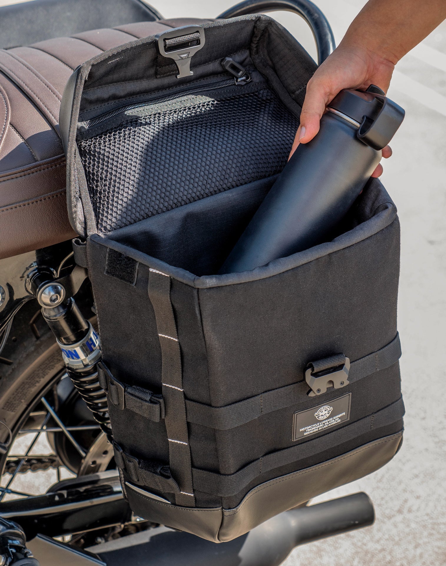 30L - Incognito Quick-Mount Medium Triumph Bonneville T120 Motorcycle Saddlebags Life style 4