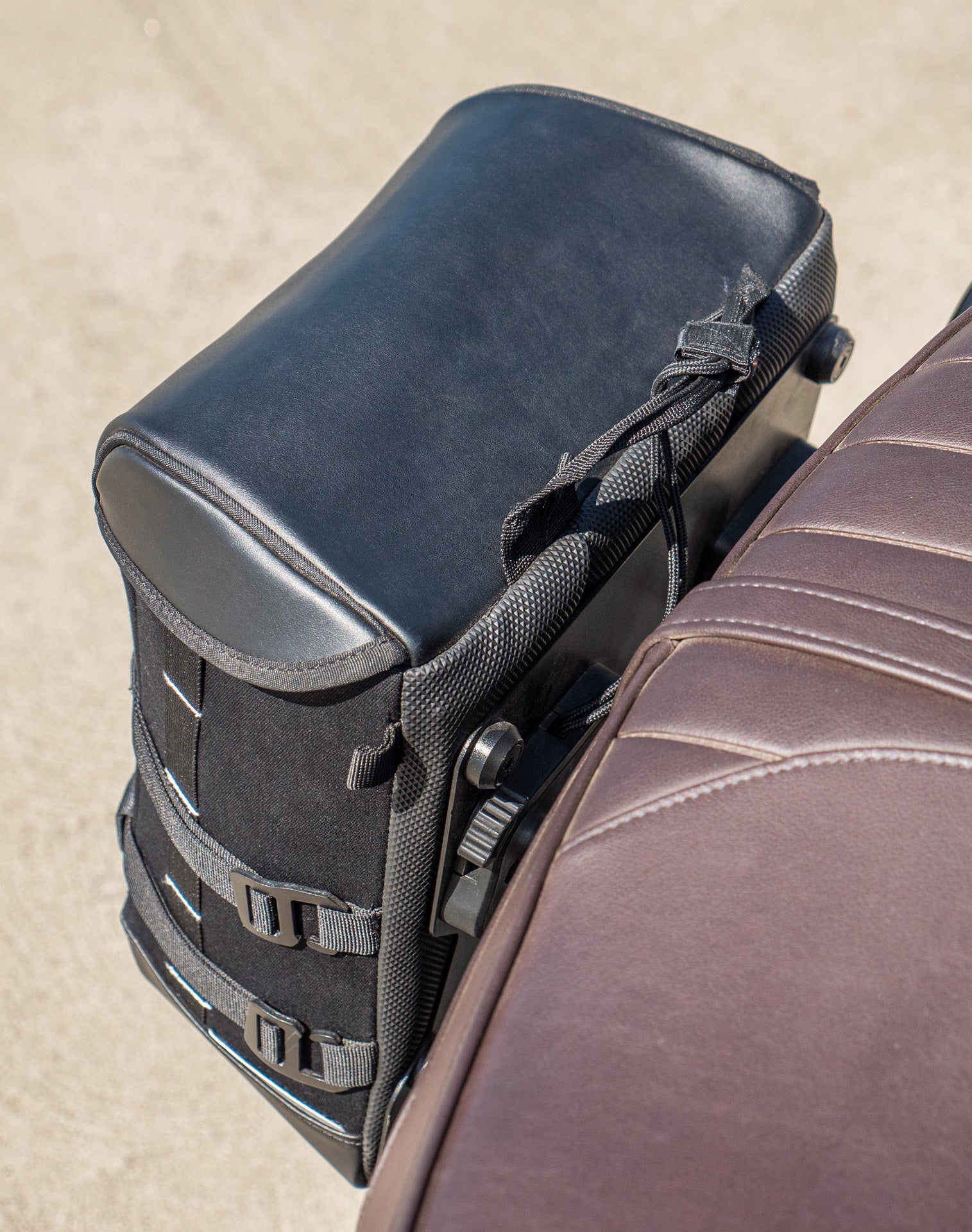 30L - Incognito Quick-Mount Medium Triumph Bonneville T120 Motorcycle Saddlebags Life style 3