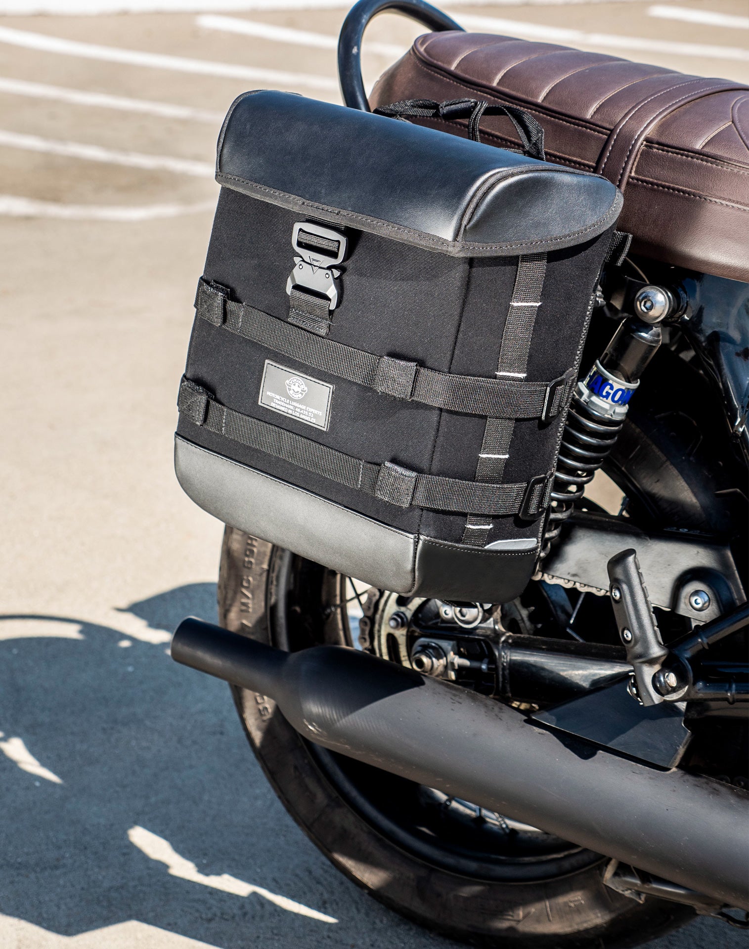 30L - Incognito Quick-Mount Medium Triumph Bonneville T120 Motorcycle Saddlebags Life style 2