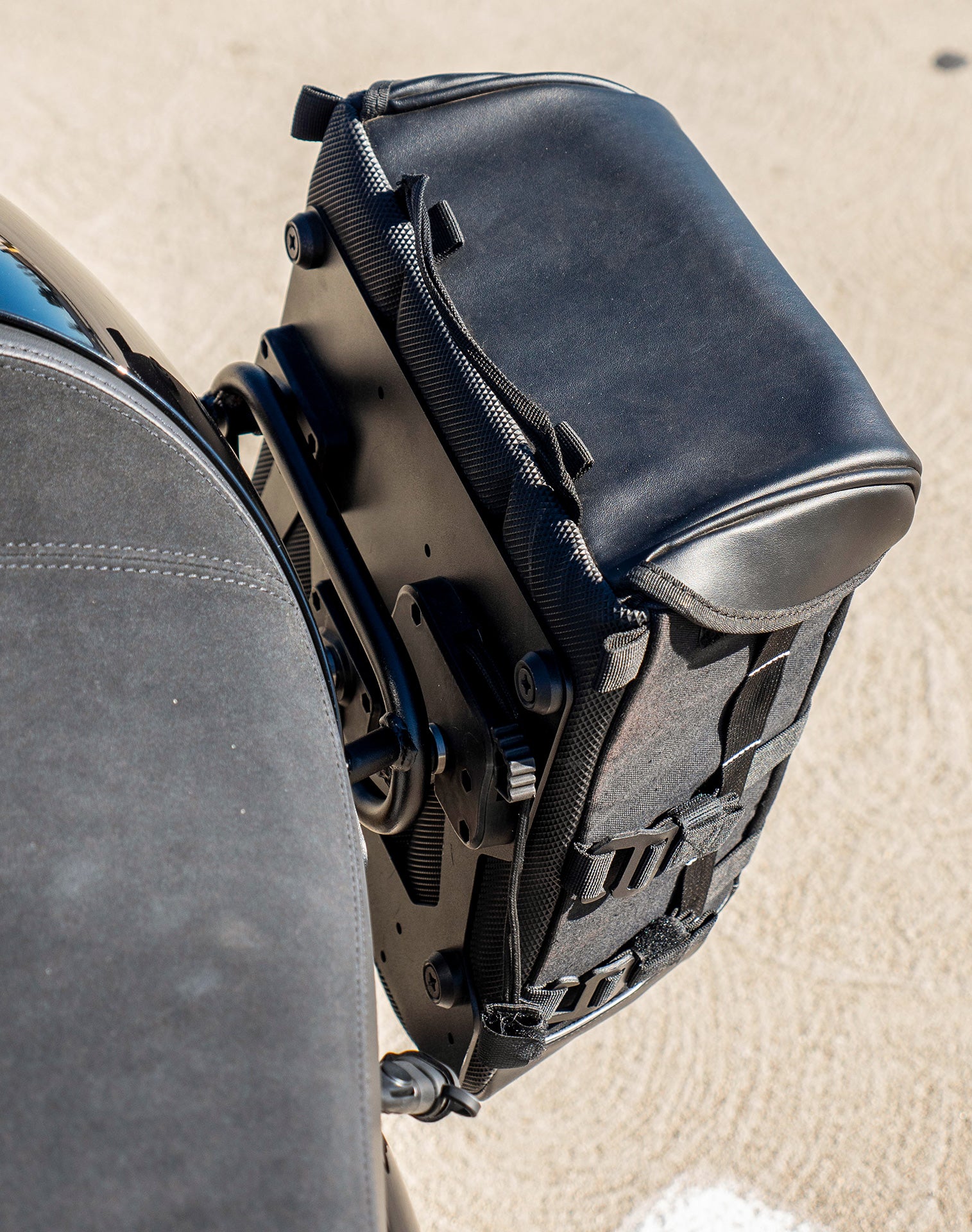 30L - Incognito Quick-Mount Medium Triumph Thruxton RS Hard Saddlebags Life style 3