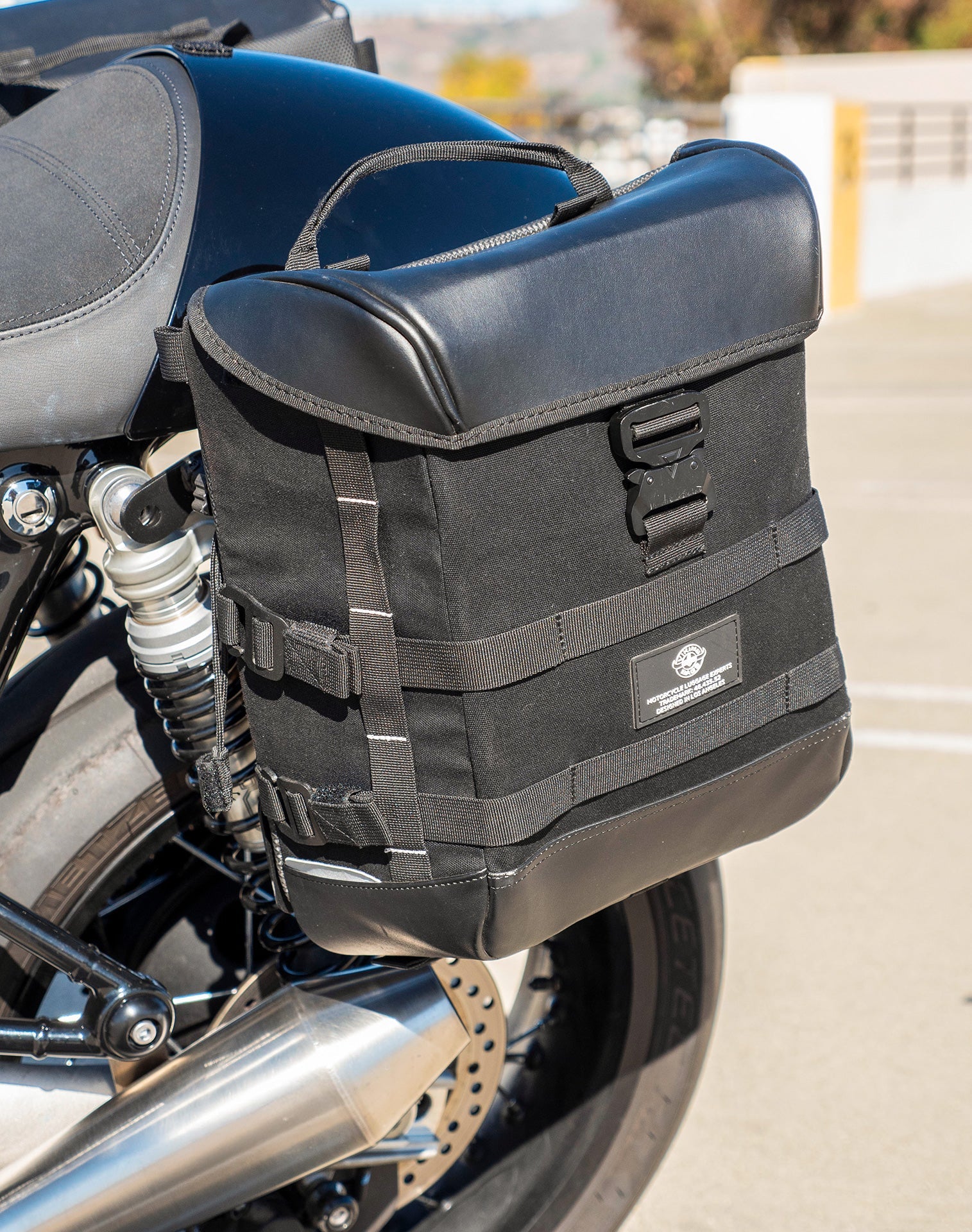 30L - Incognito Quick-Mount Medium Triumph Thruxton RS Hard Saddlebags Life style 2