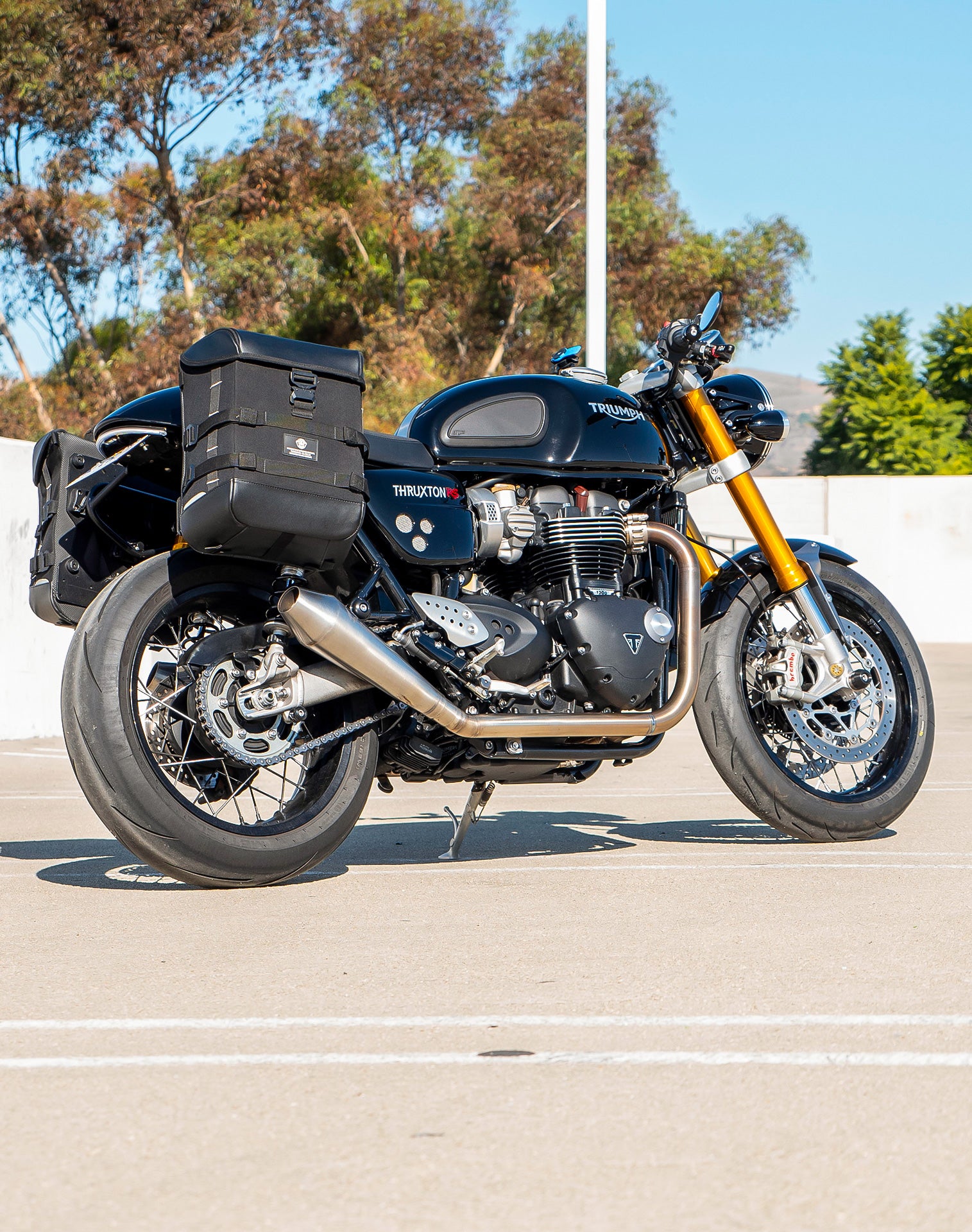 30L - Incognito Quick-Mount Medium Triumph Thruxton RS Hard Saddlebags Life style 1