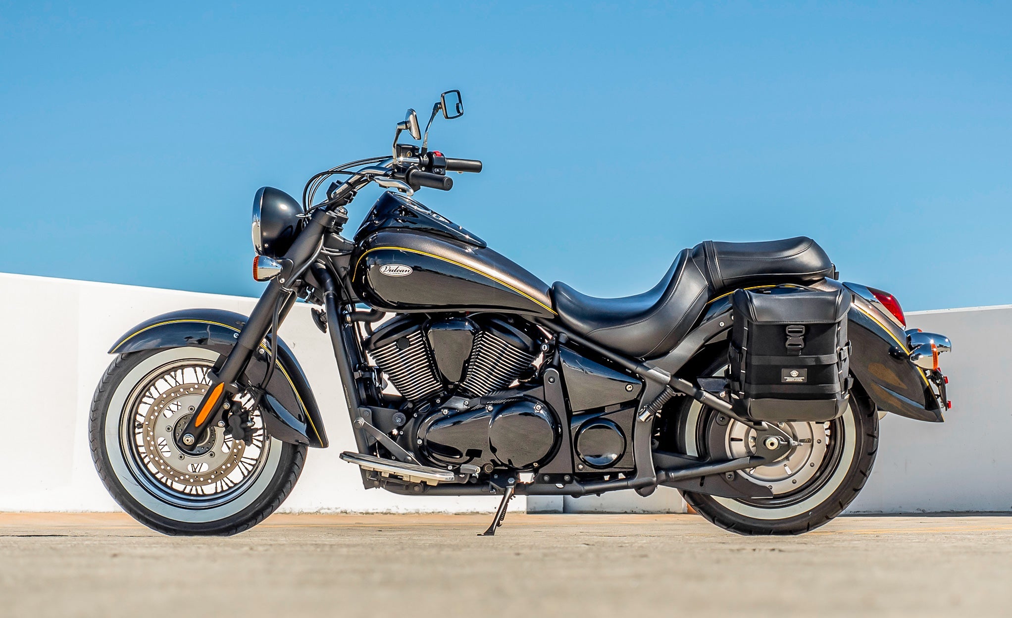 30L - Incognito Quick-Mount Medium Kawasaki Vulcan 900 Classic VN900 Saddlebags Life Style Photo @expand