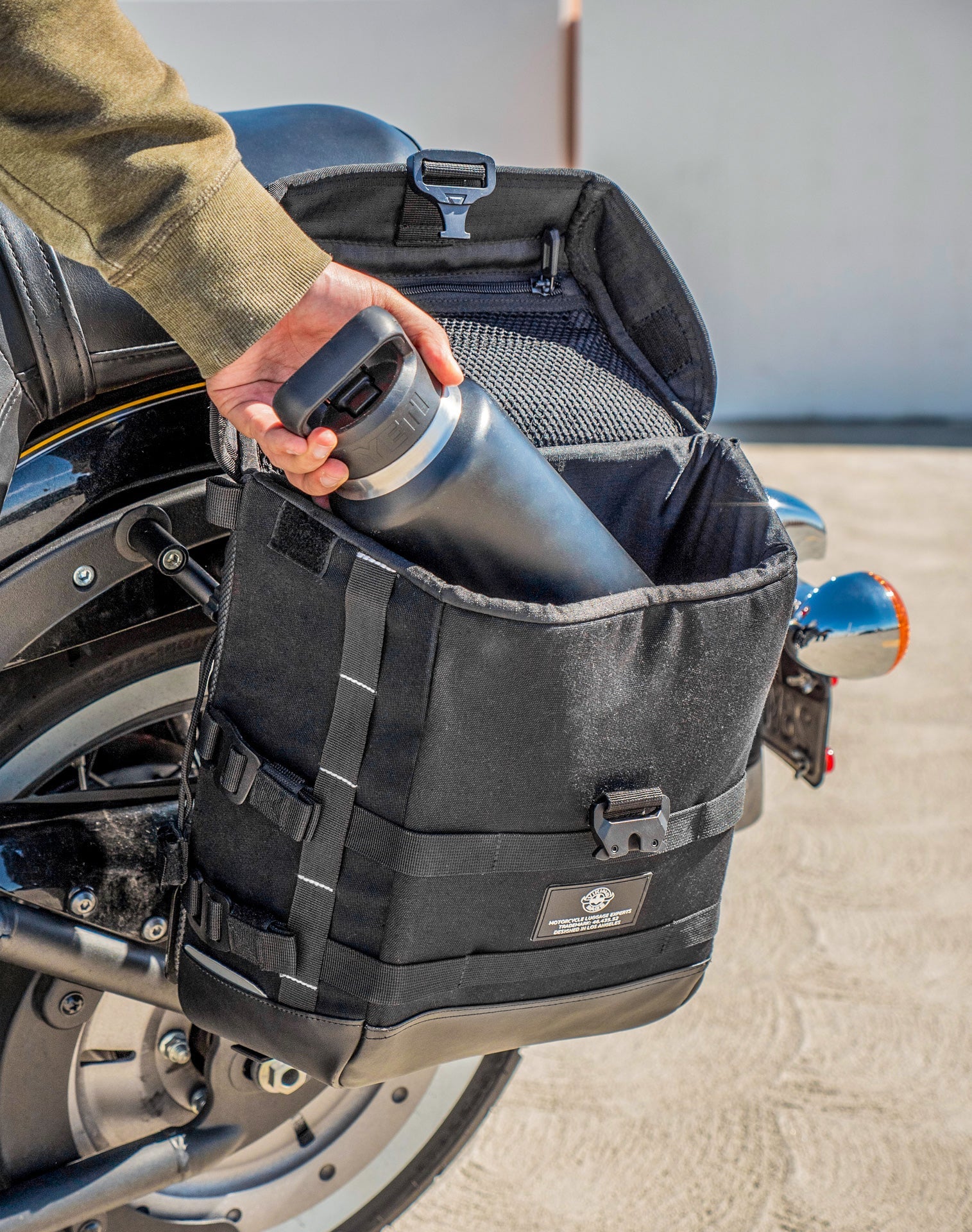 30L - Incognito Quick-Mount Medium Kawasaki Vulcan 900 Classic VN900 Saddlebags Life style 4