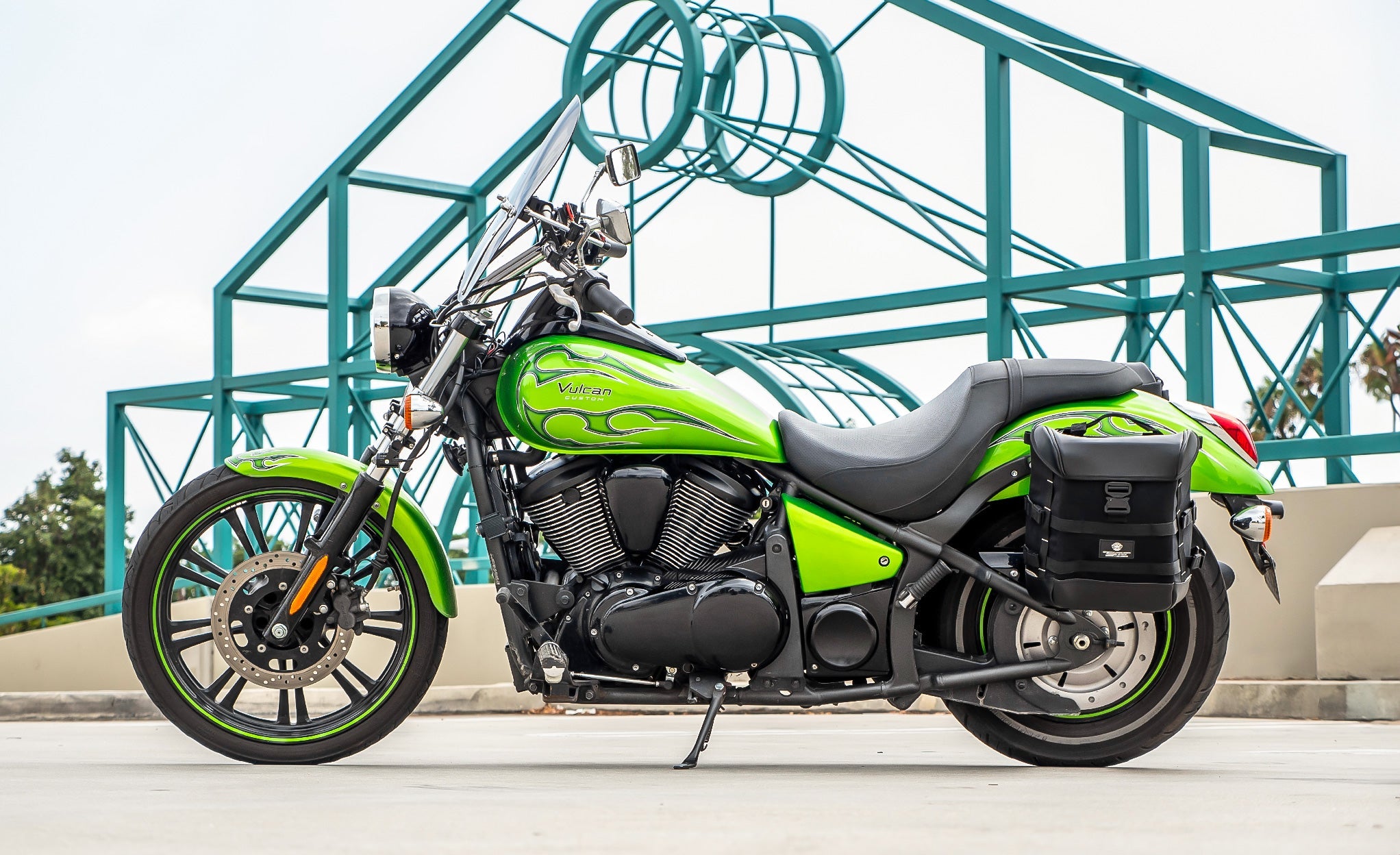 30L - Incognito Quick-Mount Medium Kawasaki Vulcan 900 Custom VN900C Saddlebags Life Style Photo @expand