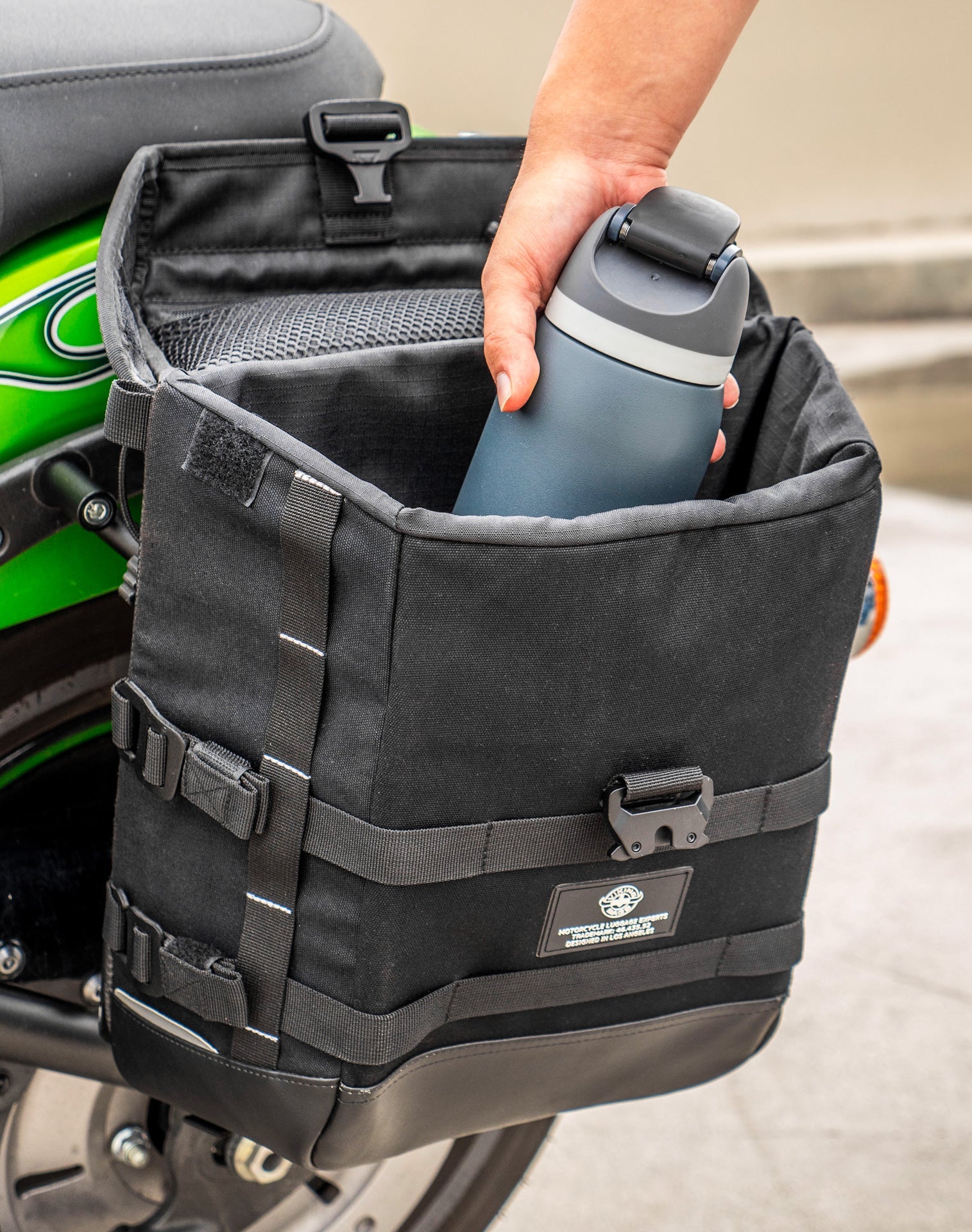 30L - Incognito Quick-Mount Medium Kawasaki Vulcan 900 Custom VN900C Saddlebags Life style 4