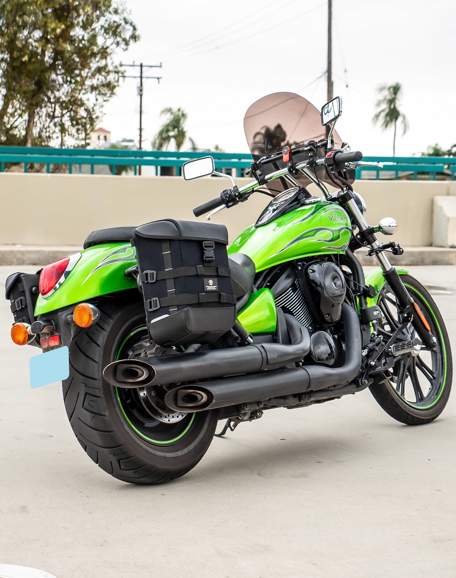 30L - Incognito Quick-Mount Medium Kawasaki Vulcan 900 Custom VN900C Saddlebags Life style 1