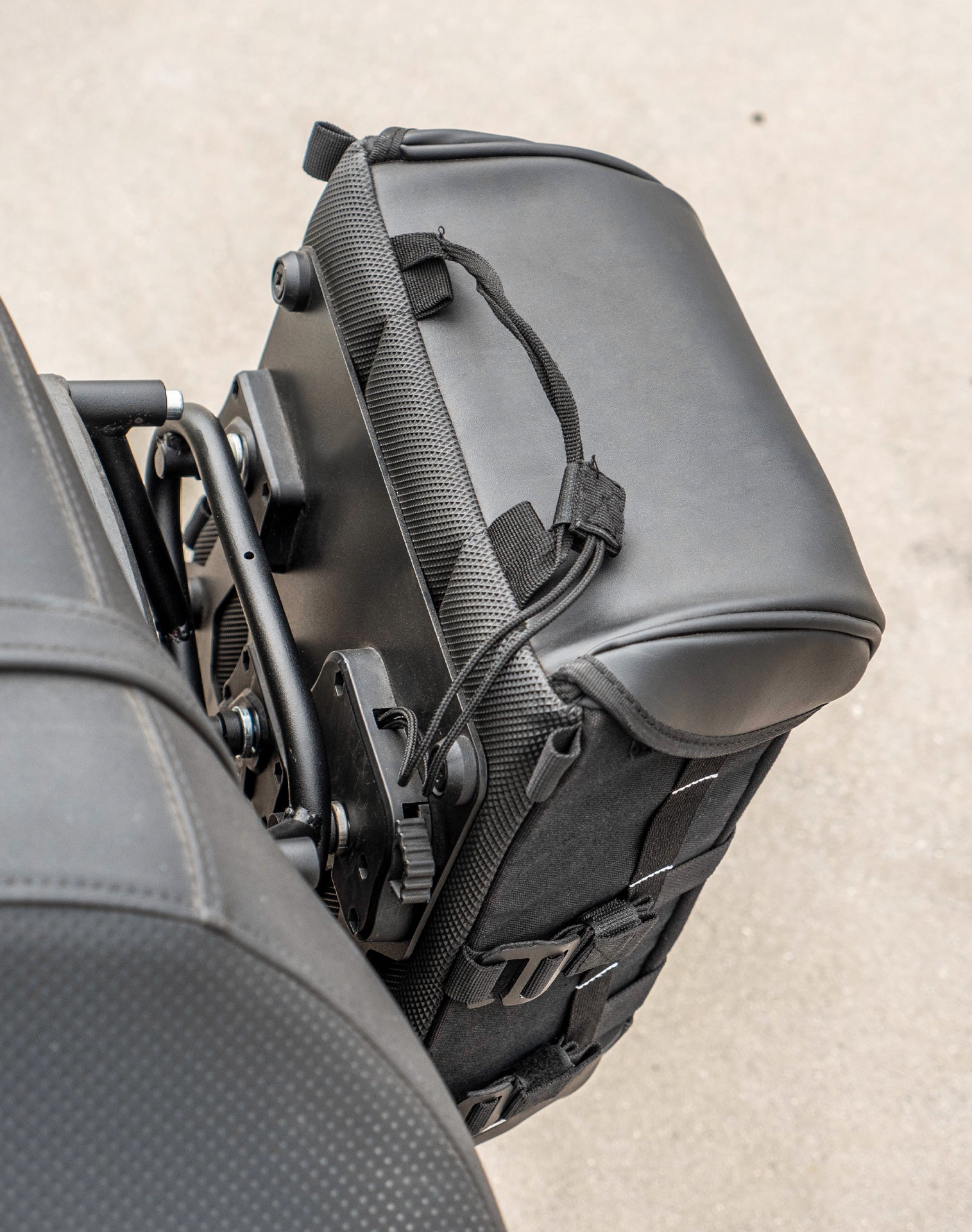30L - Incognito Quick-Mount Medium Kawasaki Vulcan 900 Custom VN900C Saddlebags Life style 3
