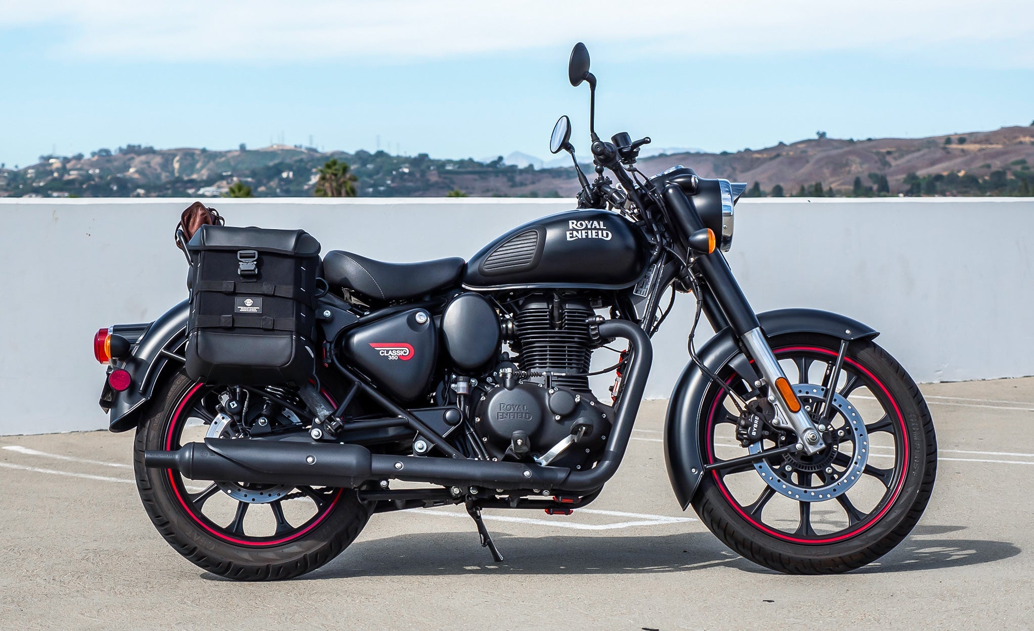 30L - Incognito Quick-Mount Medium Royal Enfield Classic 350 (2022+) Saddlebags Life Style Photo @expand