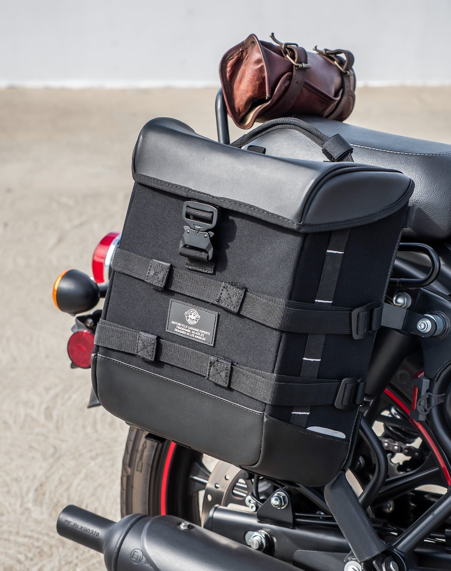 30L - Incognito Quick-Mount Medium Royal Enfield Classic 350 (2022+) Saddlebags Life style 2