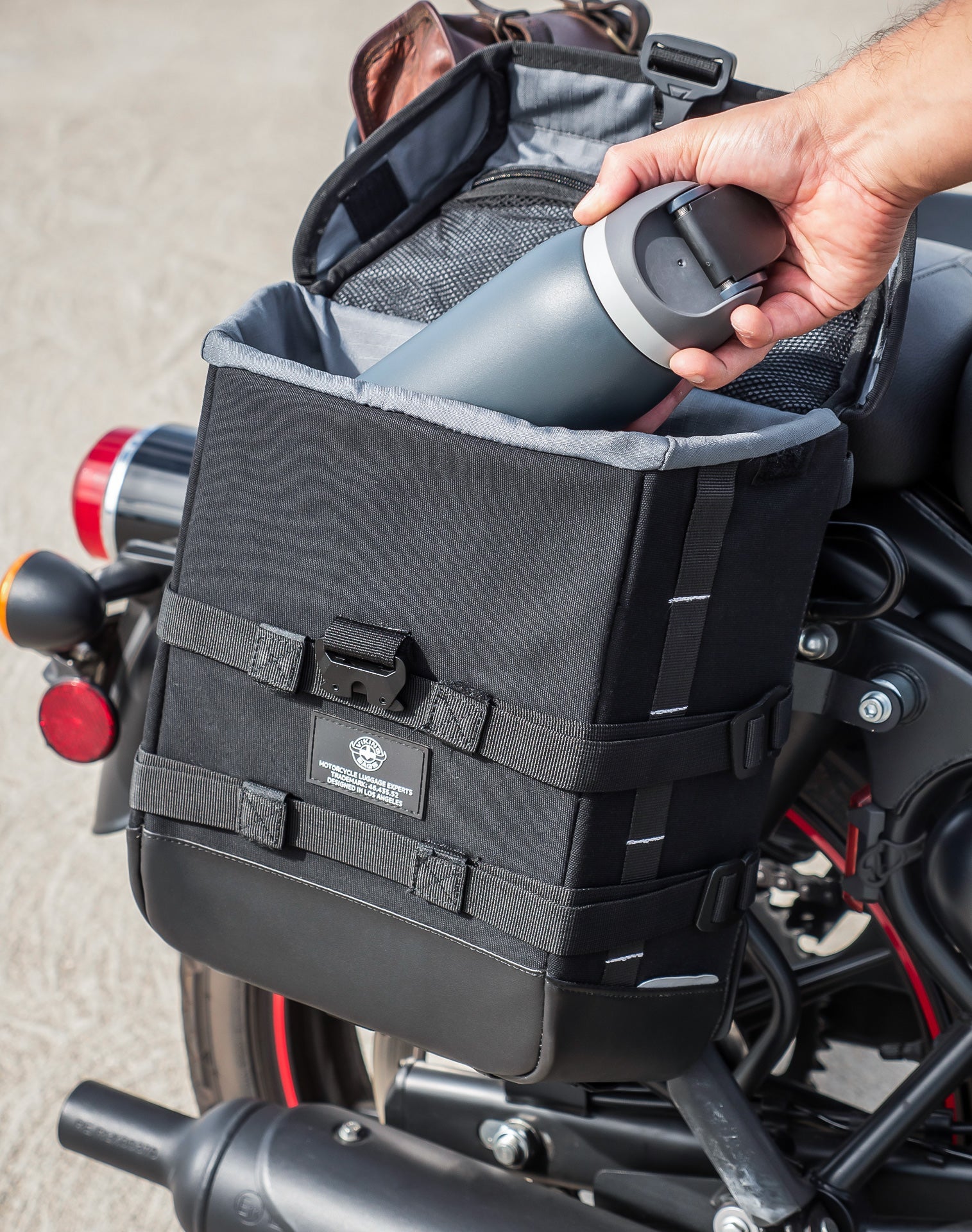 30L - Incognito Quick-Mount Medium Royal Enfield Classic 350 (2022+) Saddlebags Life style 4
