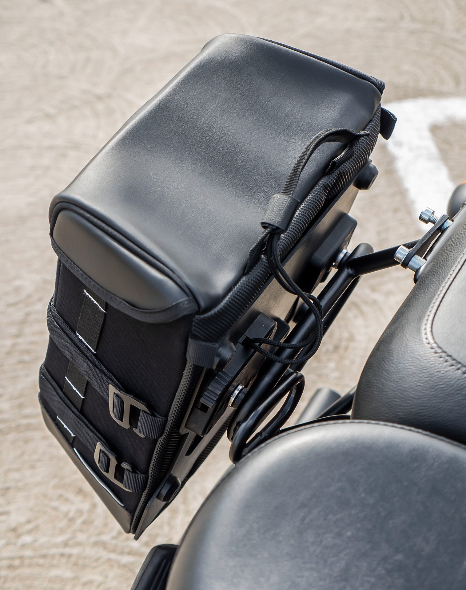 30L - Incognito Quick-Mount Medium Royal Enfield Classic 350 (2022+) Saddlebags Life style 3