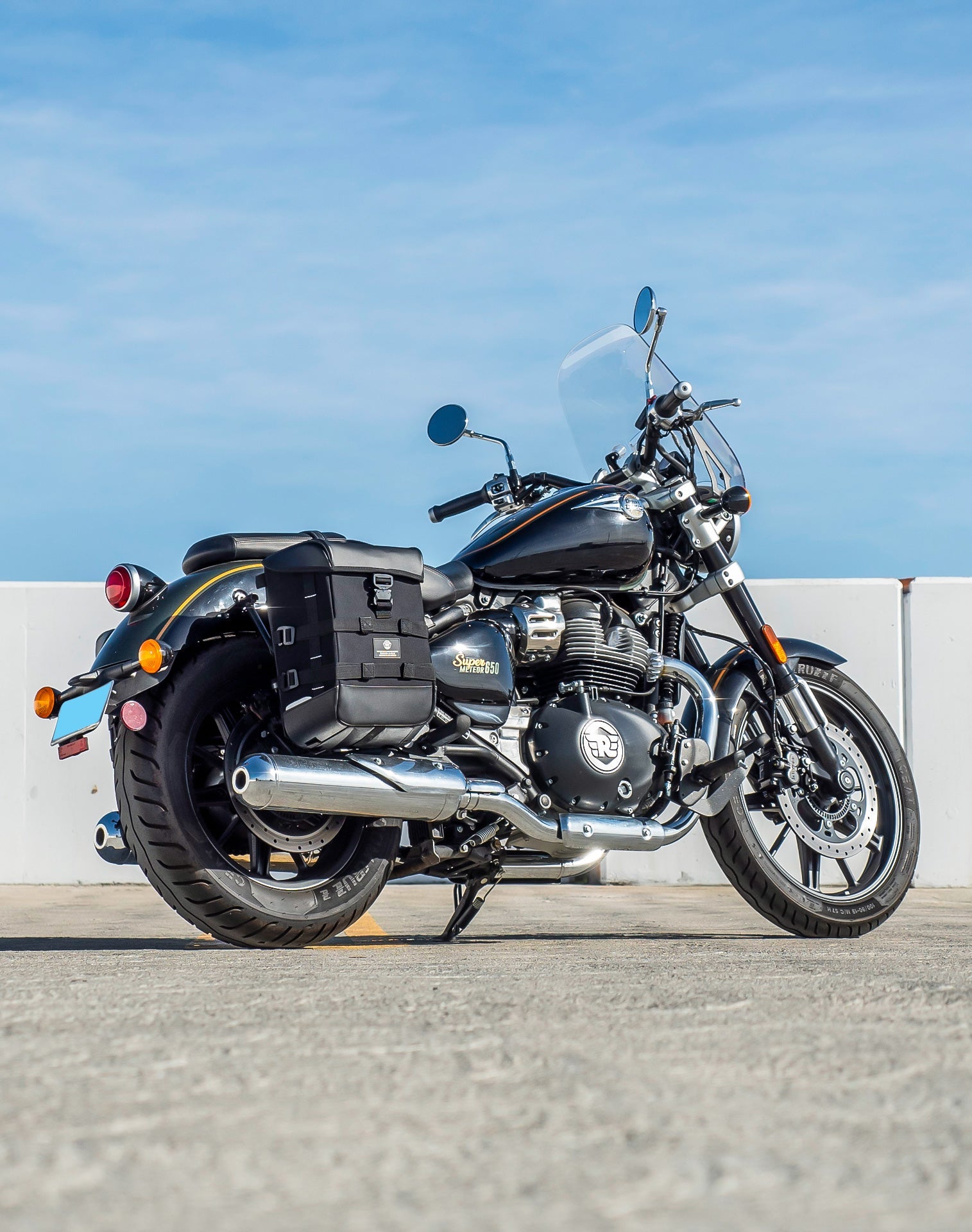 30L - Incognito Quick-Mount Medium Royal Enfield Super Meteor 650 Saddlebags Life style 1