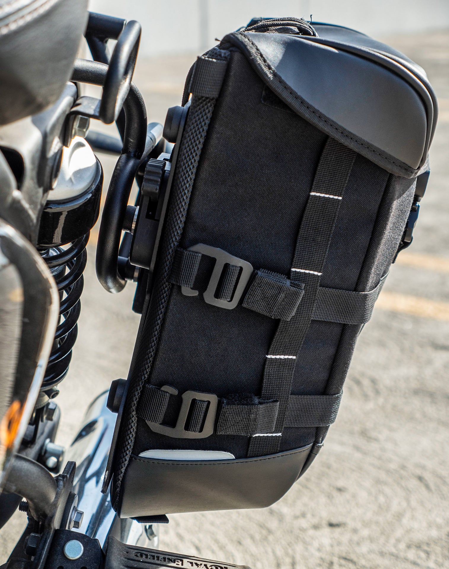30L - Incognito Quick-Mount Medium Royal Enfield Super Meteor 650 Saddlebags Life style 3