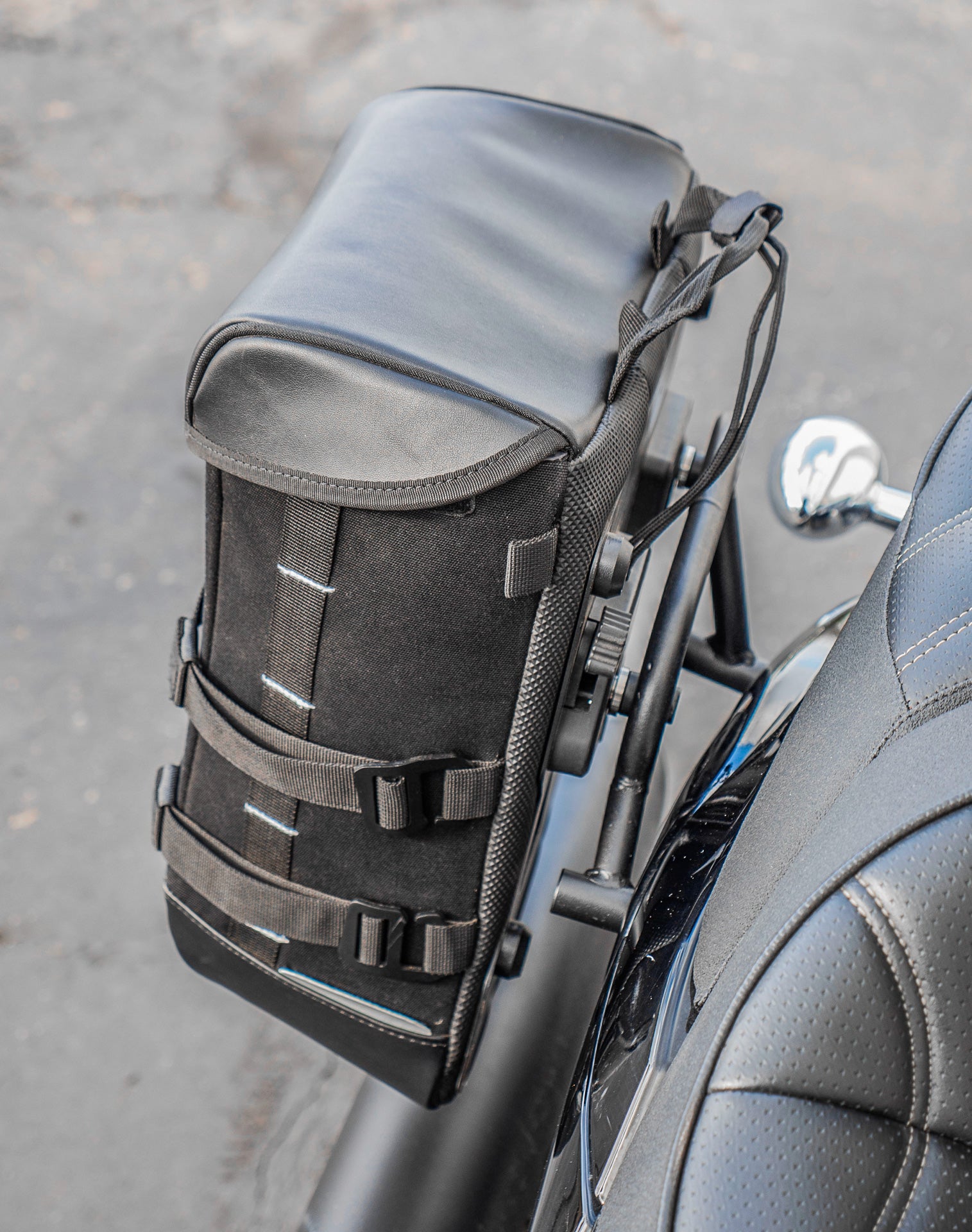 30L - Incognito Quick-Mount Medium Suzuki Boulevard M109 VZR1800 Saddlebags Life style 3