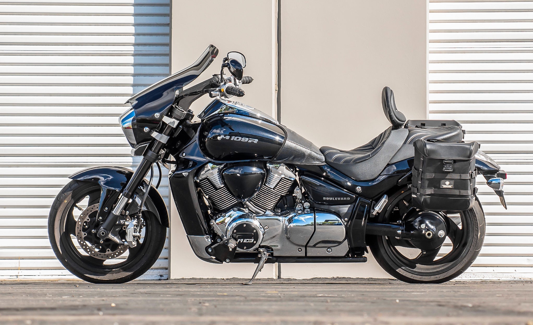 30L - Incognito Quick-Mount Medium Suzuki Boulevard M109 VZR1800 Saddlebags Life Style Photo @expand