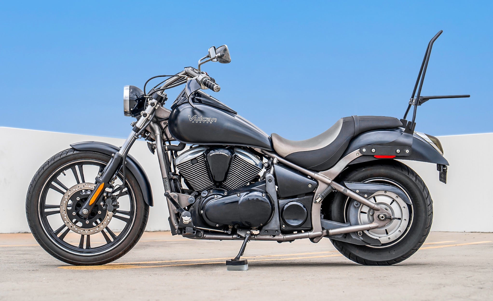 Iron Born Blade 25" Sissy Bar with Foldable Luggage Rack for Kawasaki Vulcan 900 Custom, VN900C Matte Black Lifestyle @expand