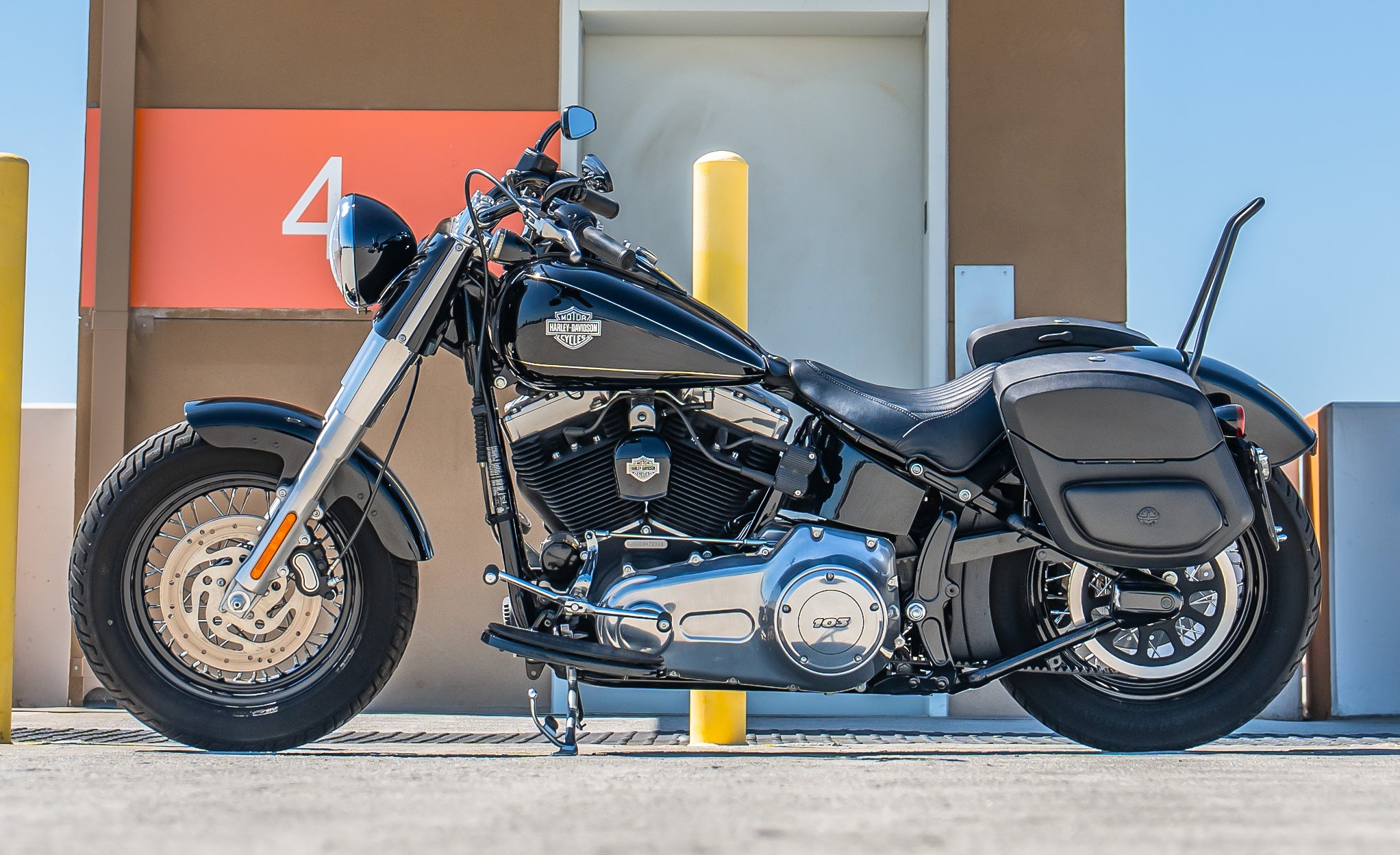 24L - Ironclad Quick-Mount Medium Harley Softail Slim FLS Leather Wrapped Hard Saddlebags Life Style Photo @expand