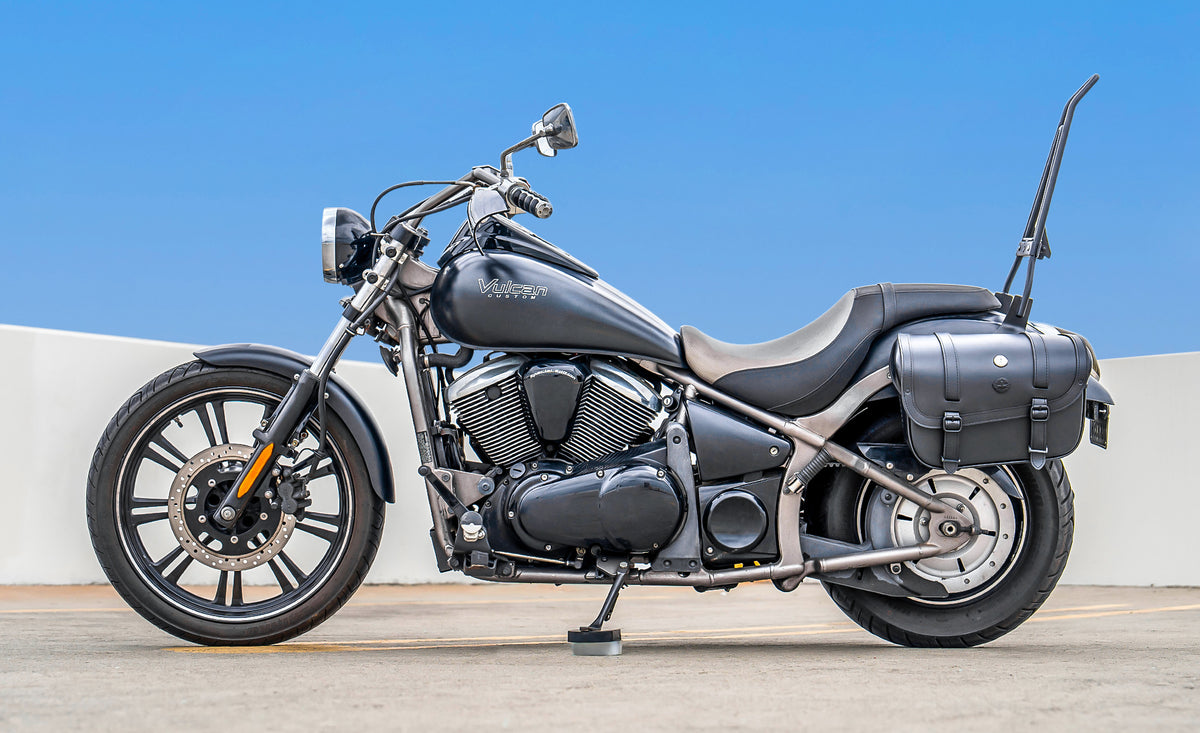 30L - Kronan Large Kawasaki Vulcan 900 Custom Motorcycle Leather Saddlebags Lifestyle @expand
