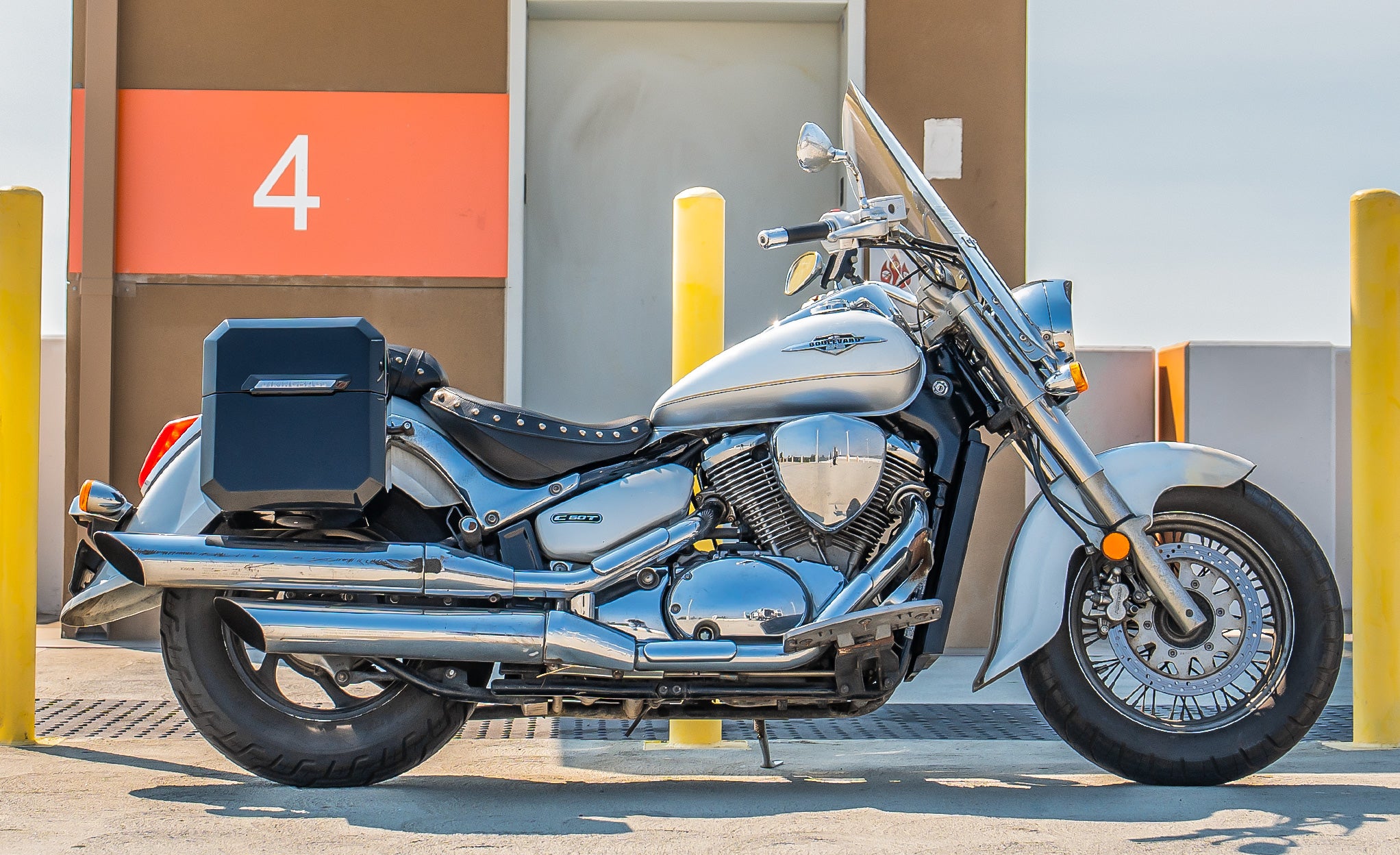 15L - Outlaw Quick Mount Medium Suzuki Boulevard C50 VL800 Painted Hard Solo Saddlebag (Right Only) @expand