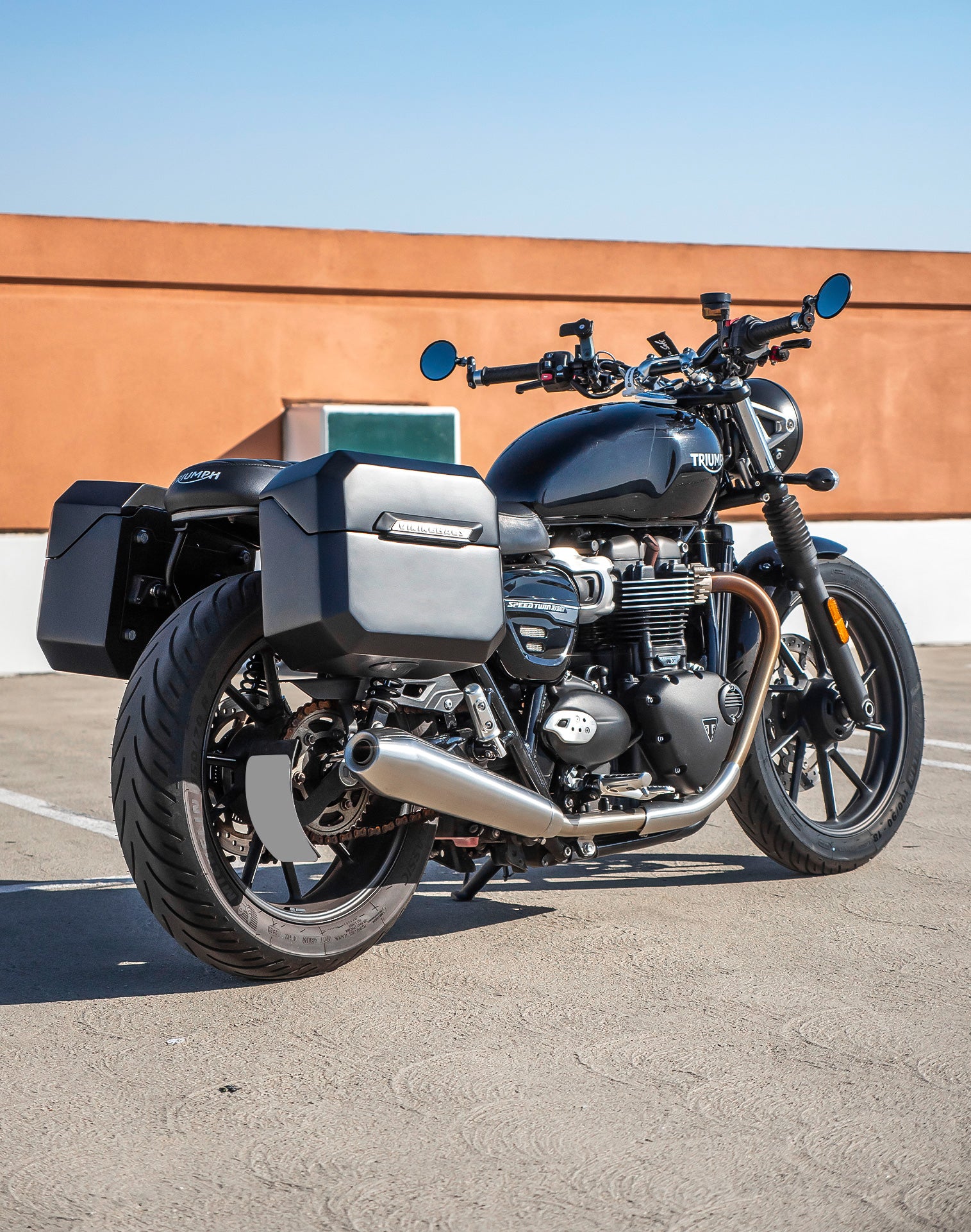 20L - Outlaw Quick-Mount Small Triumph Speed Twin 900 Matte Hard Saddlebags Life style 1