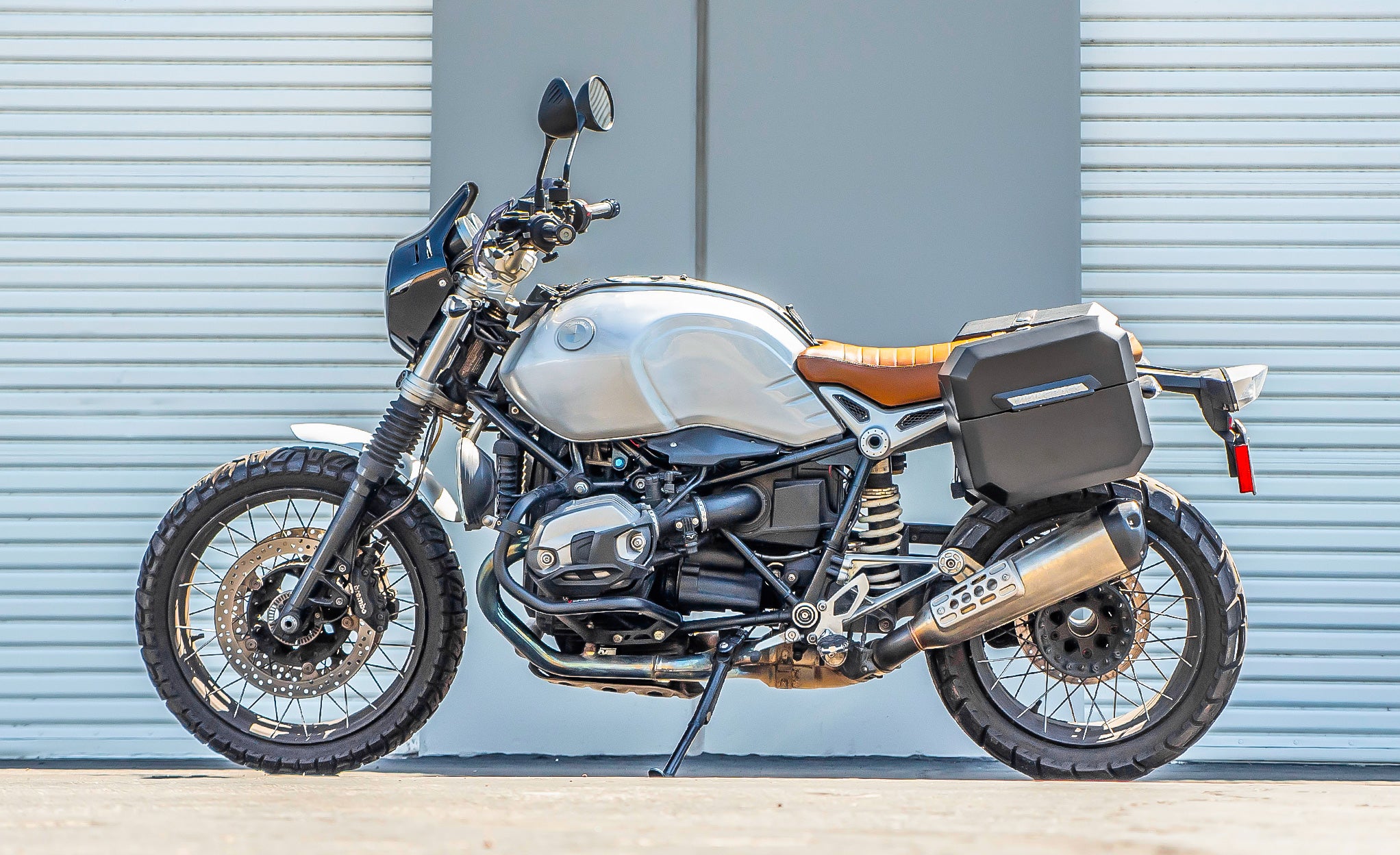20L - Outlaw Quick-Mount Small BMW R nineT Pure/Racer/GS 2014+ Matte Hard Saddlebags Life Style Photo @expand