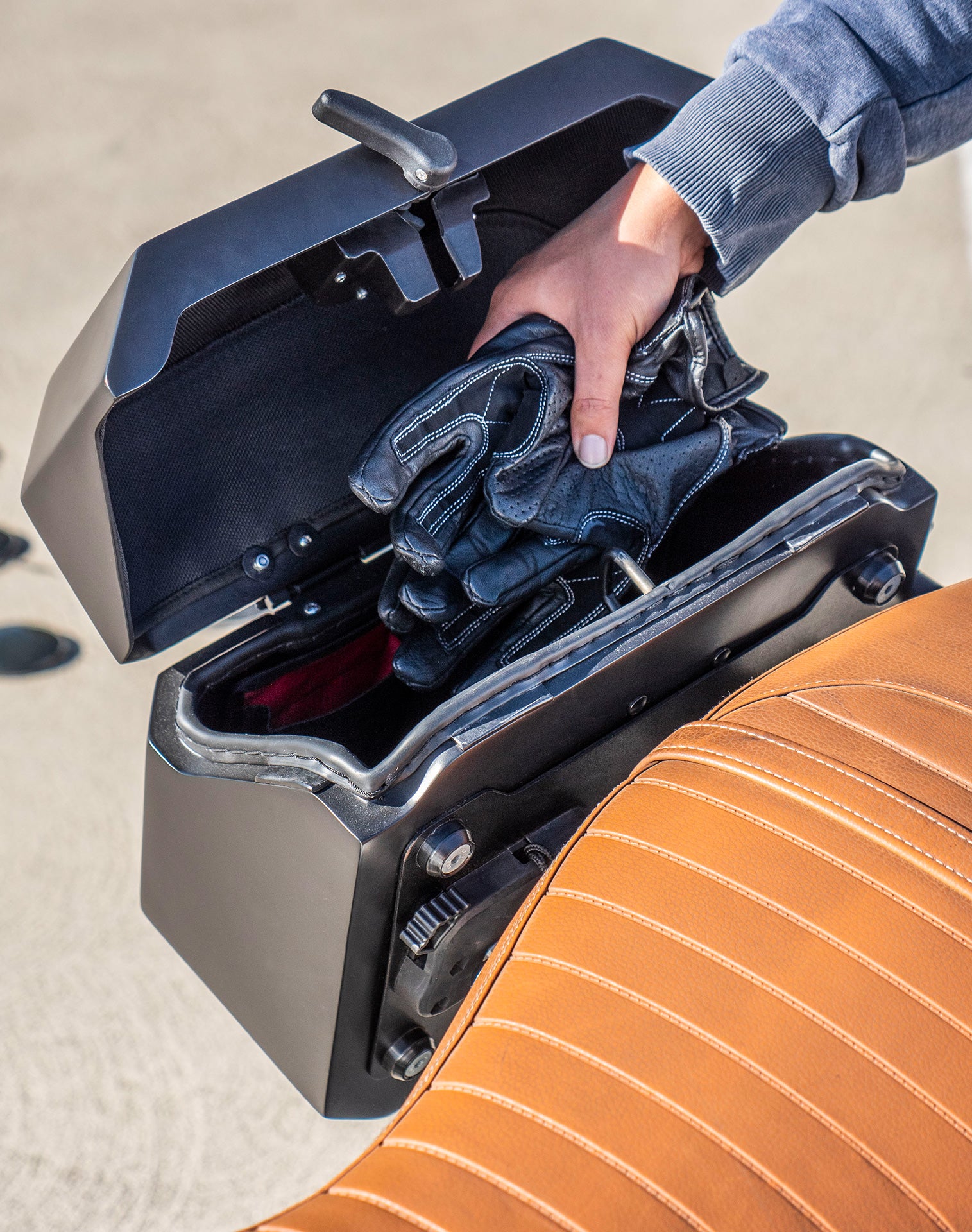 20L - Outlaw Quick-Mount Small BMW R nineT Pure/Racer/GS 2014+ Matte Hard Saddlebags Life style 4