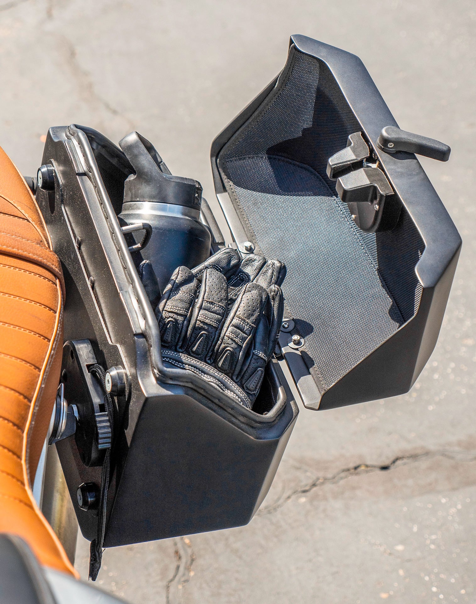 20L - Outlaw Quick-Mount Small BMW R nineT Pure/Racer/GS 2014+ Matte Hard Saddlebags Life style 3